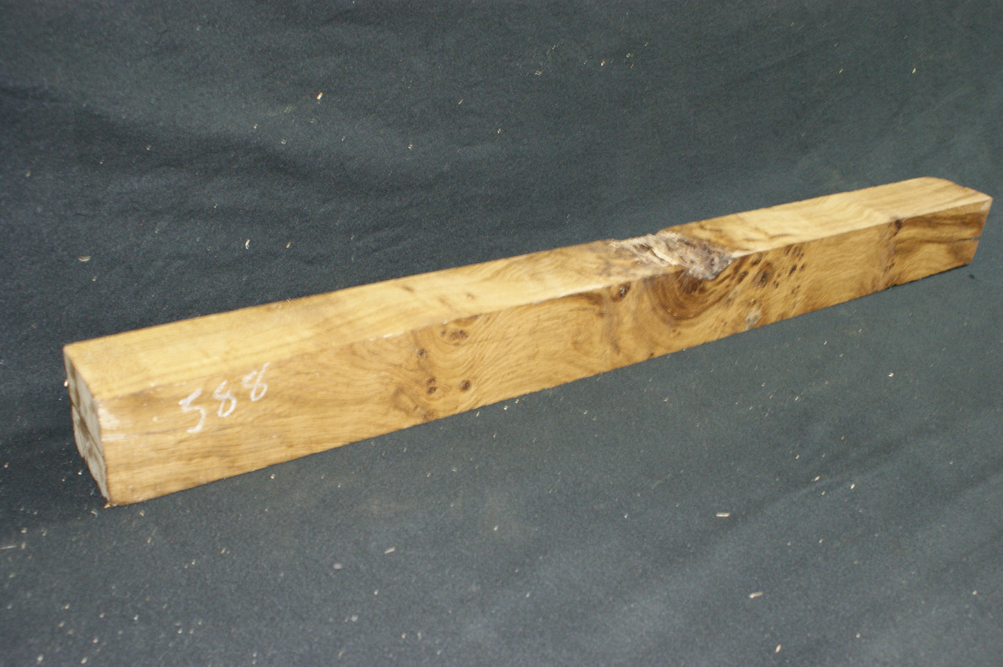 Oak post 942 L x 78 W x 78 D mm (588)
