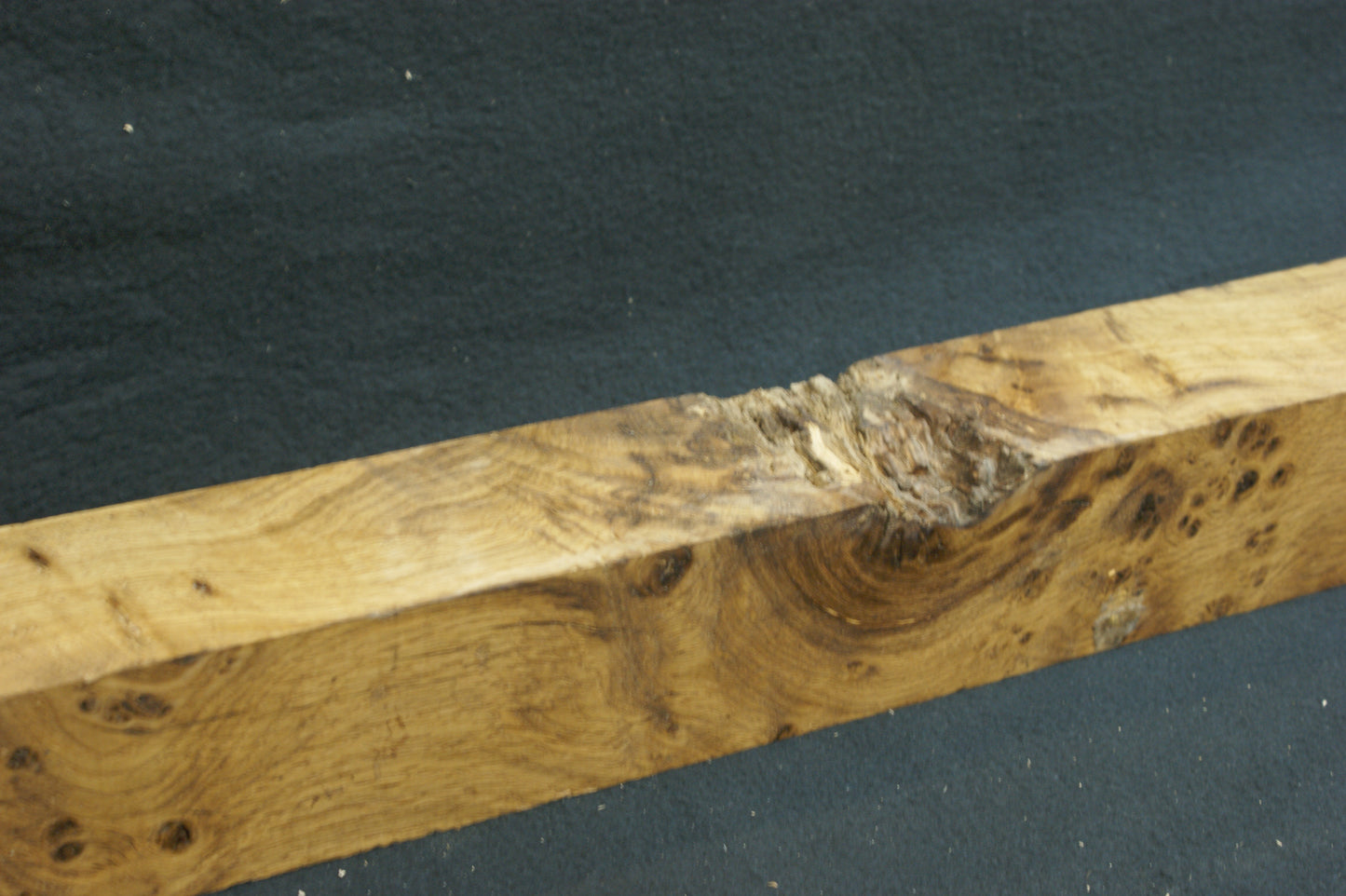 Oak post 942 L x 78 W x 78 D mm (588)