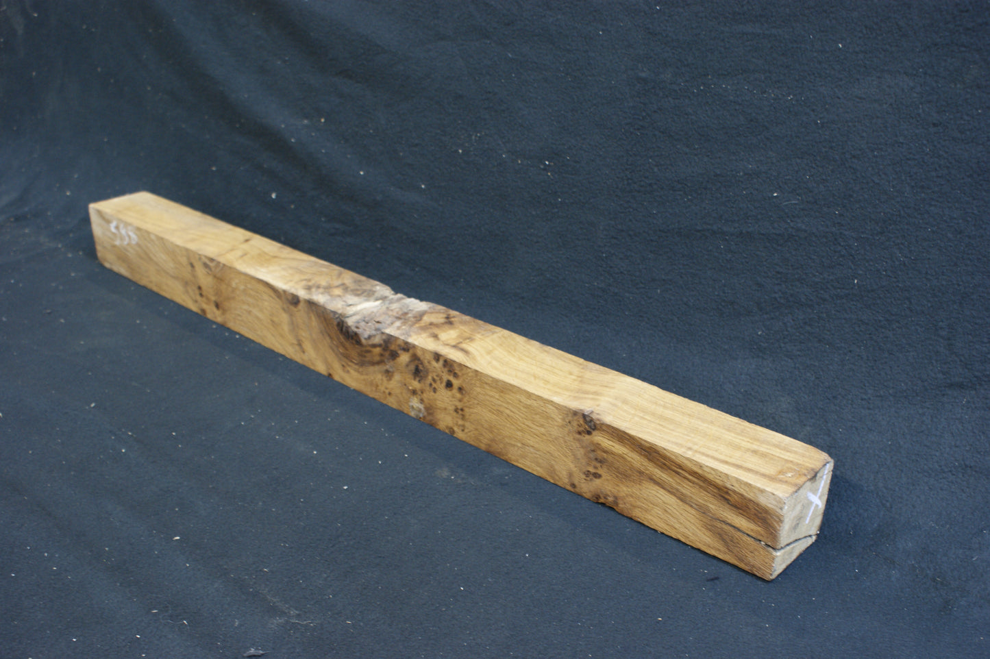 Oak post 942 L x 78 W x 78 D mm (588)