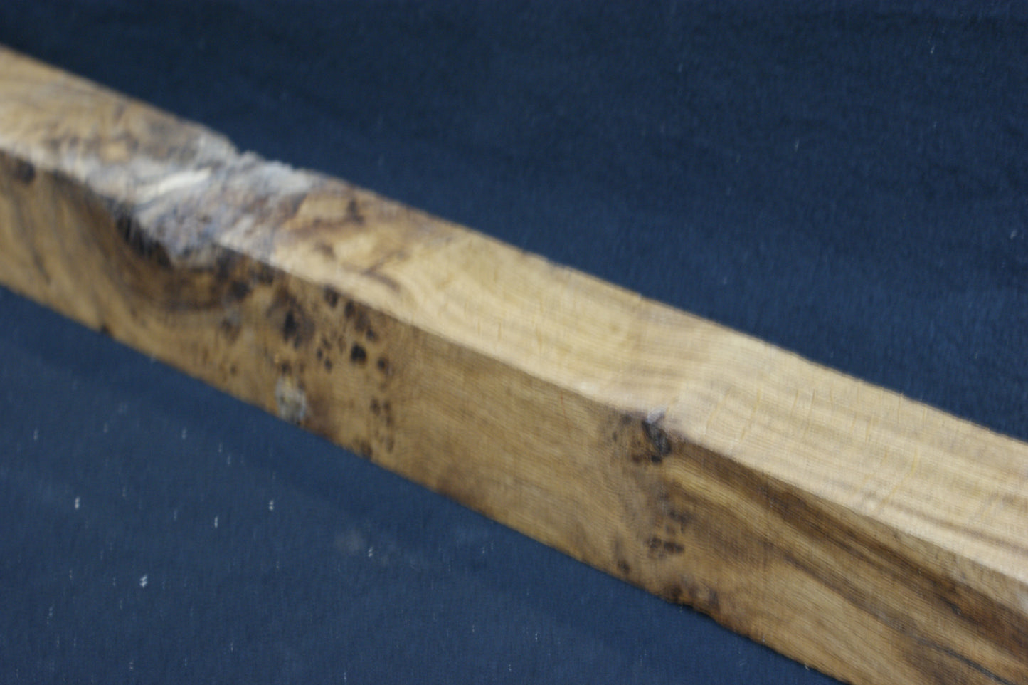 Oak post 942 L x 78 W x 78 D mm (588)