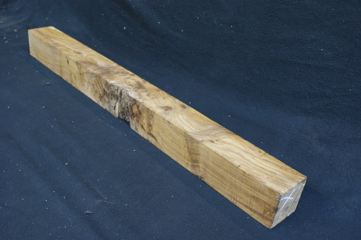 Oak post 942 L x 78 W x 78 D mm (588)