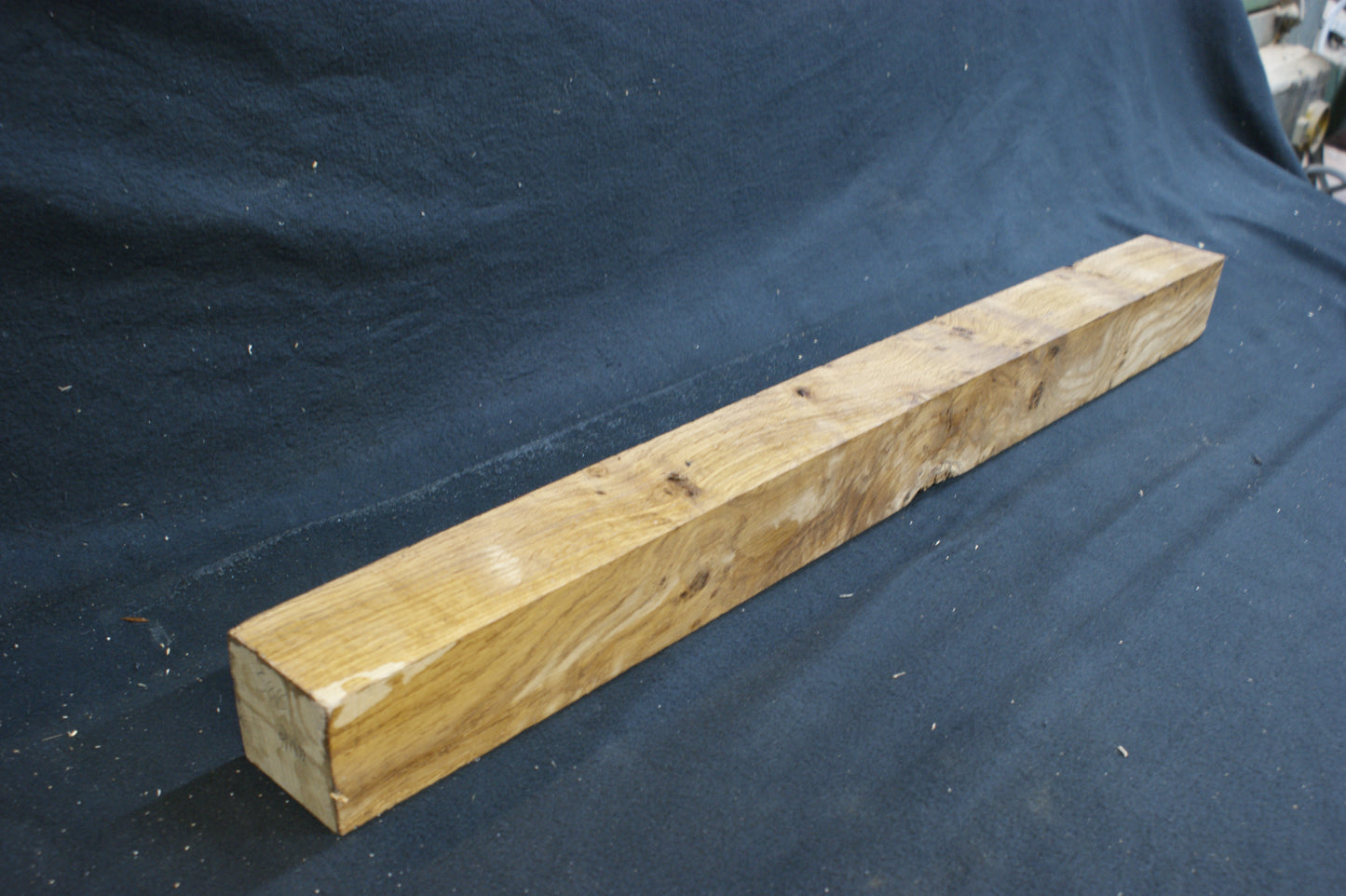 Oak post 942 L x 78 W x 78 D mm (588)