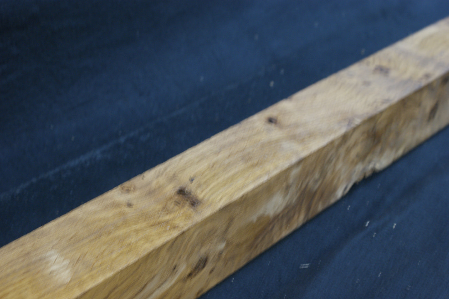 Oak post 942 L x 78 W x 78 D mm (588)