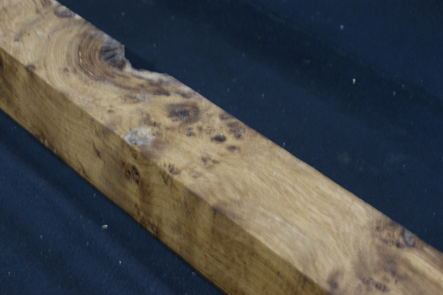 Oak post 942 L x 78 W x 78 D mm (588)