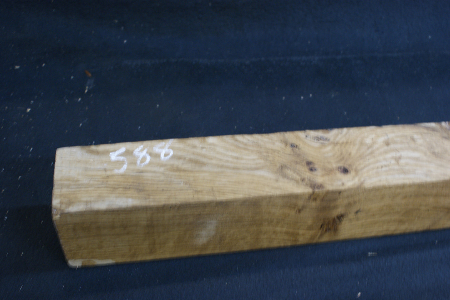 Oak post 942 L x 78 W x 78 D mm (588)