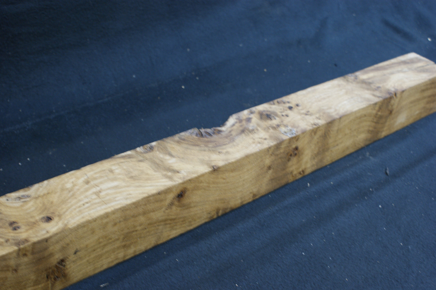 Oak post 942 L x 78 W x 78 D mm (588)