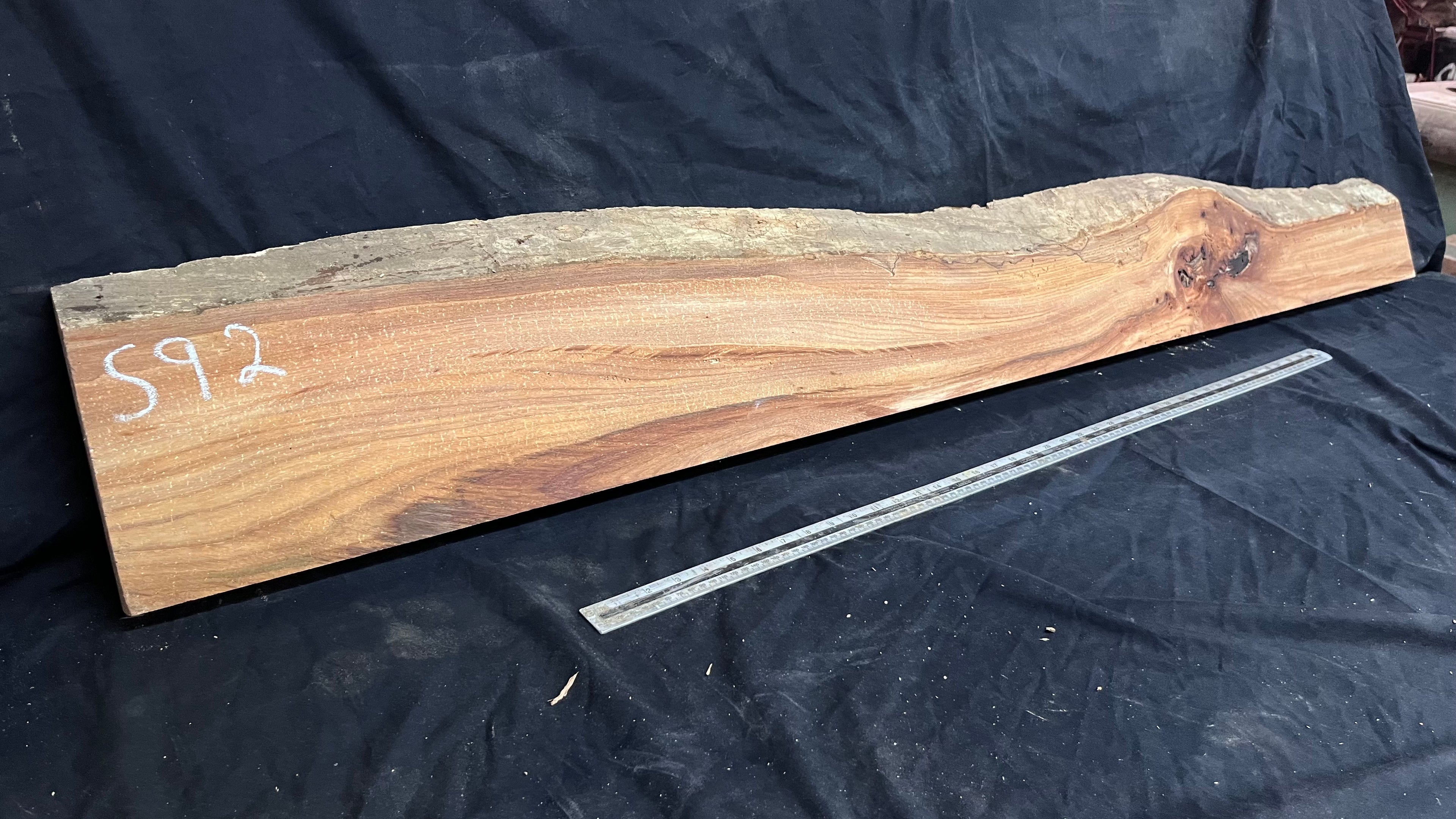 Elm reclaimed, plank, 1660 L x 231 W x 40 D mm    (mt592)