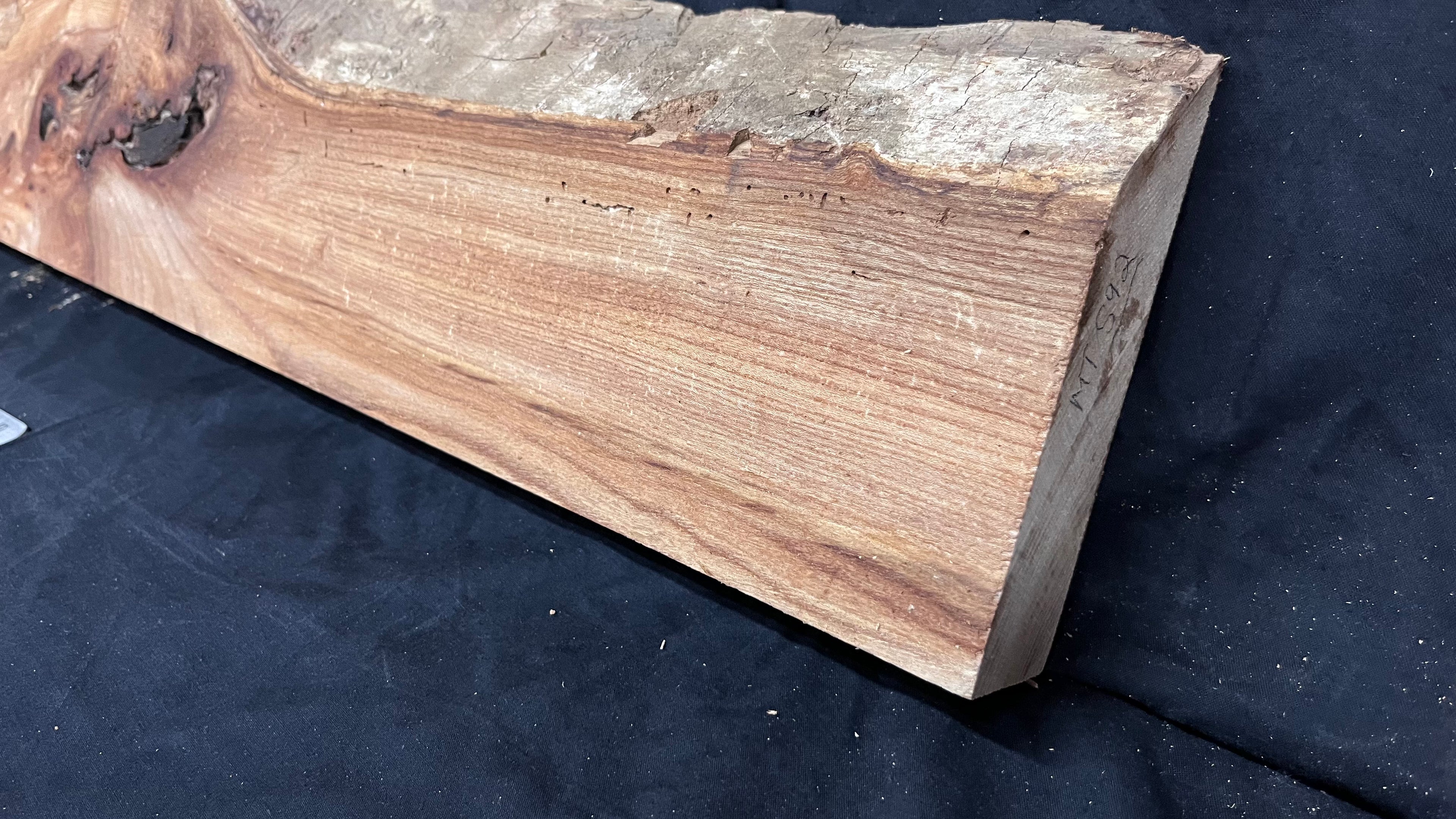 Elm reclaimed, plank, 1660 L x 231 W x 40 D mm    (mt592)
