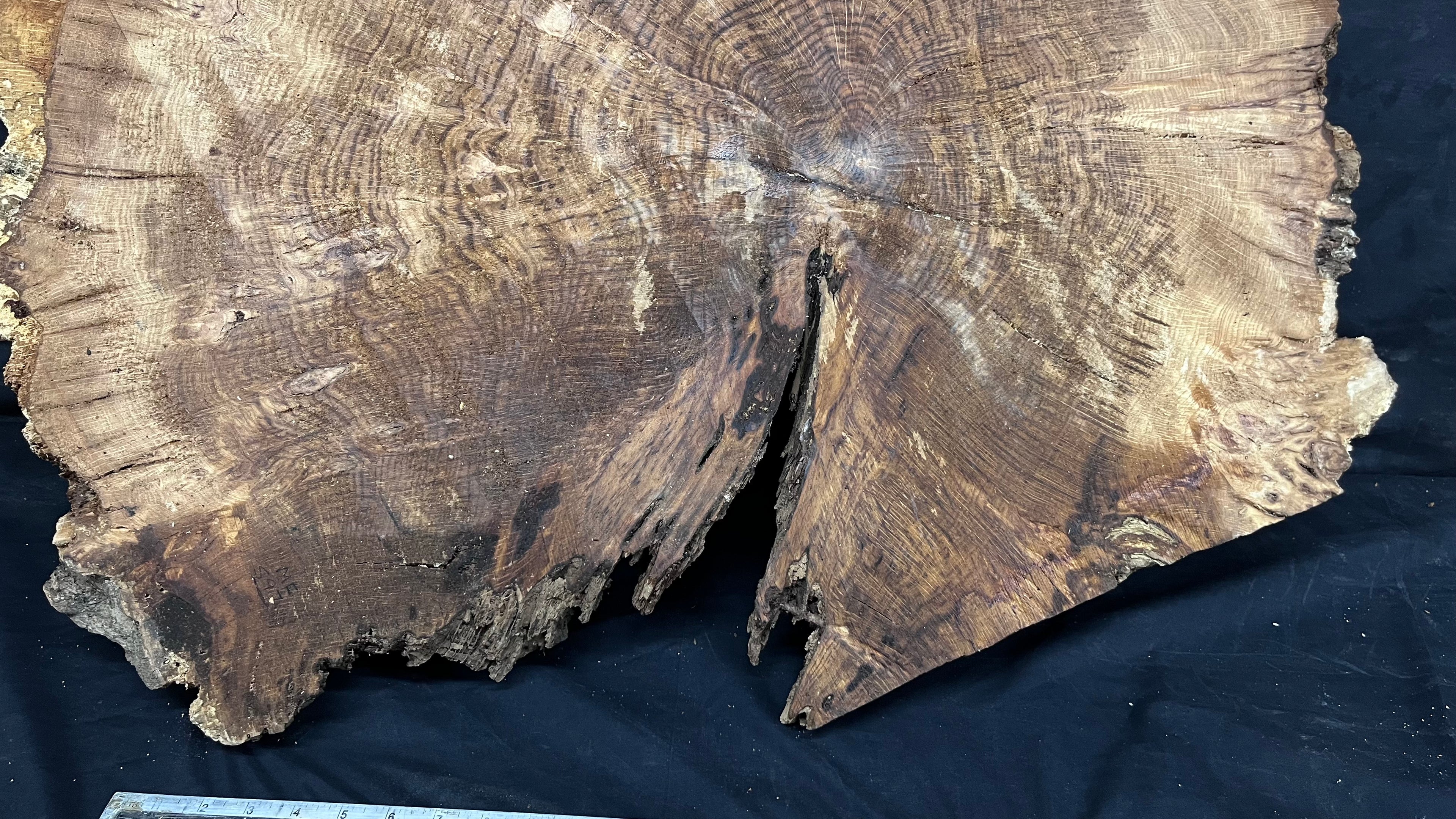 Brown Oak cookie, coffee table. craft wood, 885 L x 687 W x 44 D mm     (mf597)
