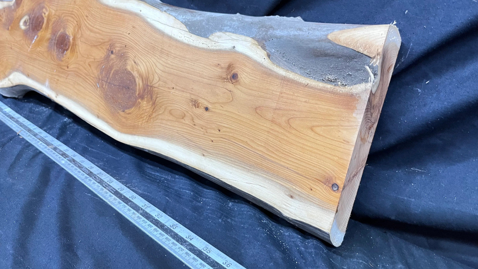 Hardwood yew, slab, board 971 L x 261 W x 37 D mm (324)