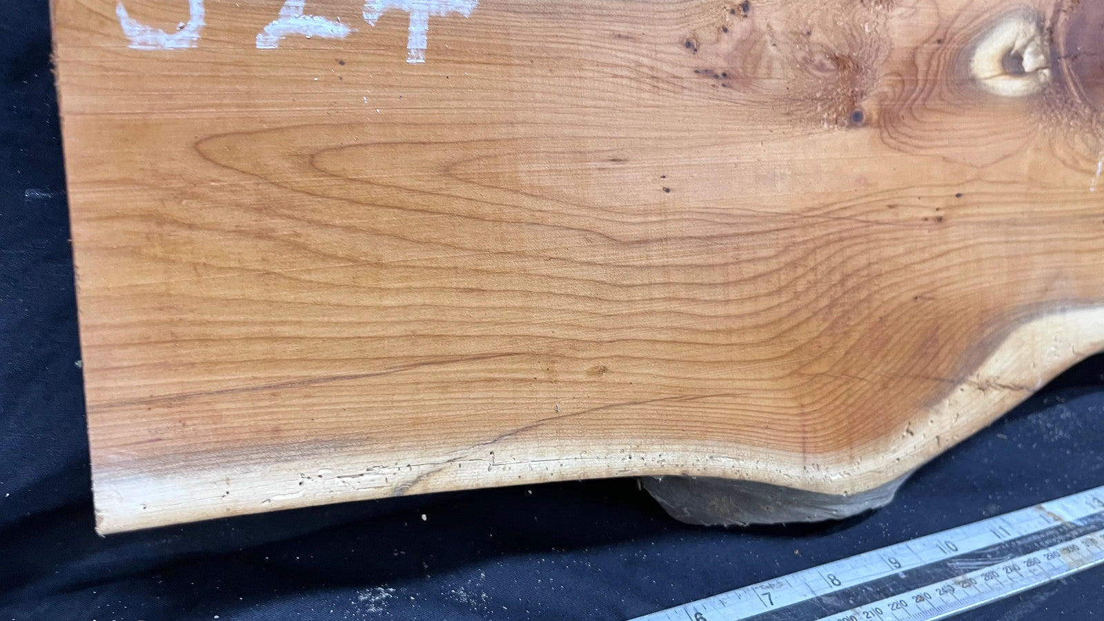 Hardwood yew, slab, board 971 L x 261 W x 37 D mm (324)