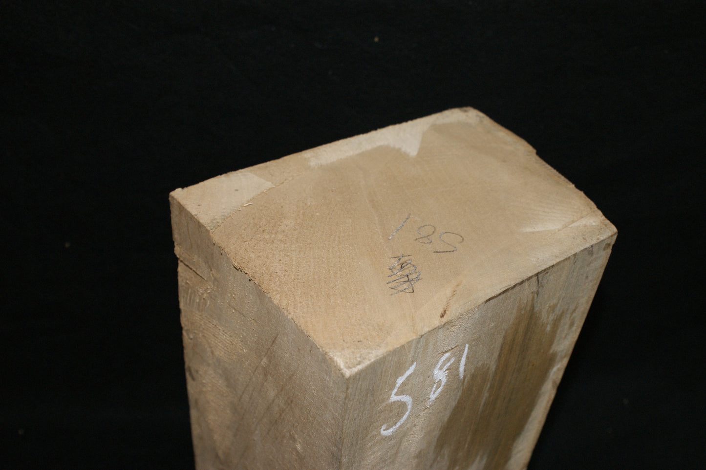 A GRADE LIME WOOD CARVING BLOCK. (81)