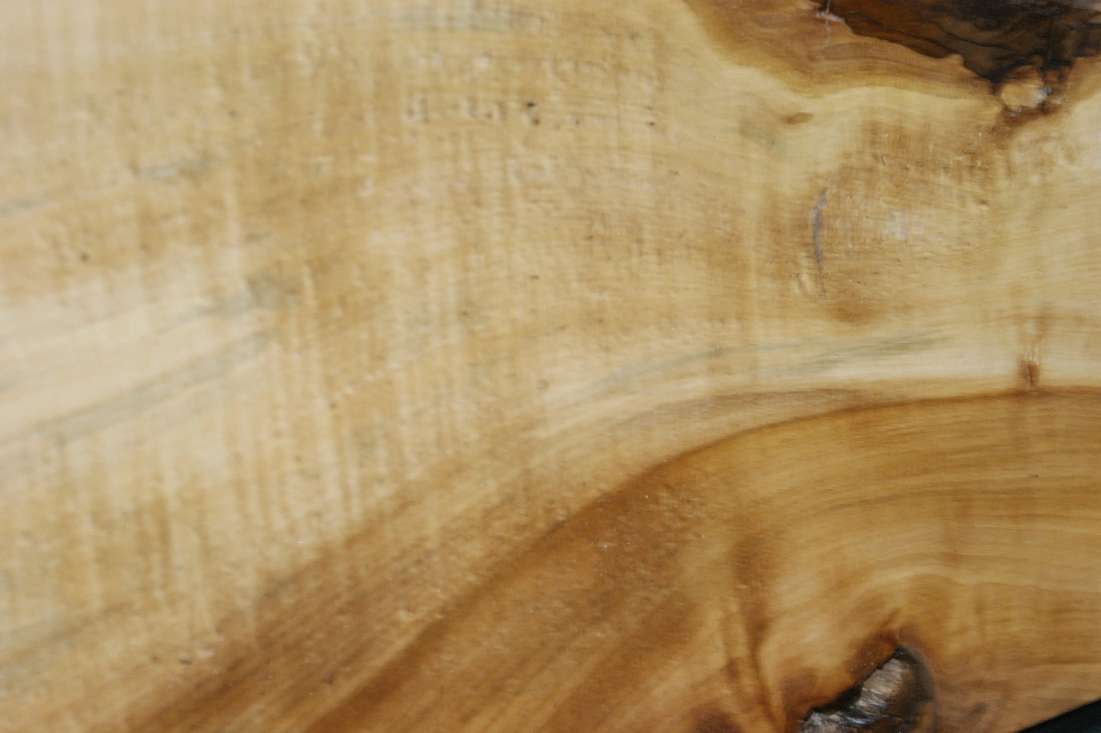 Lime wood   987 L x 270 - 165 W x 41 D (mm)   (627) Lime
