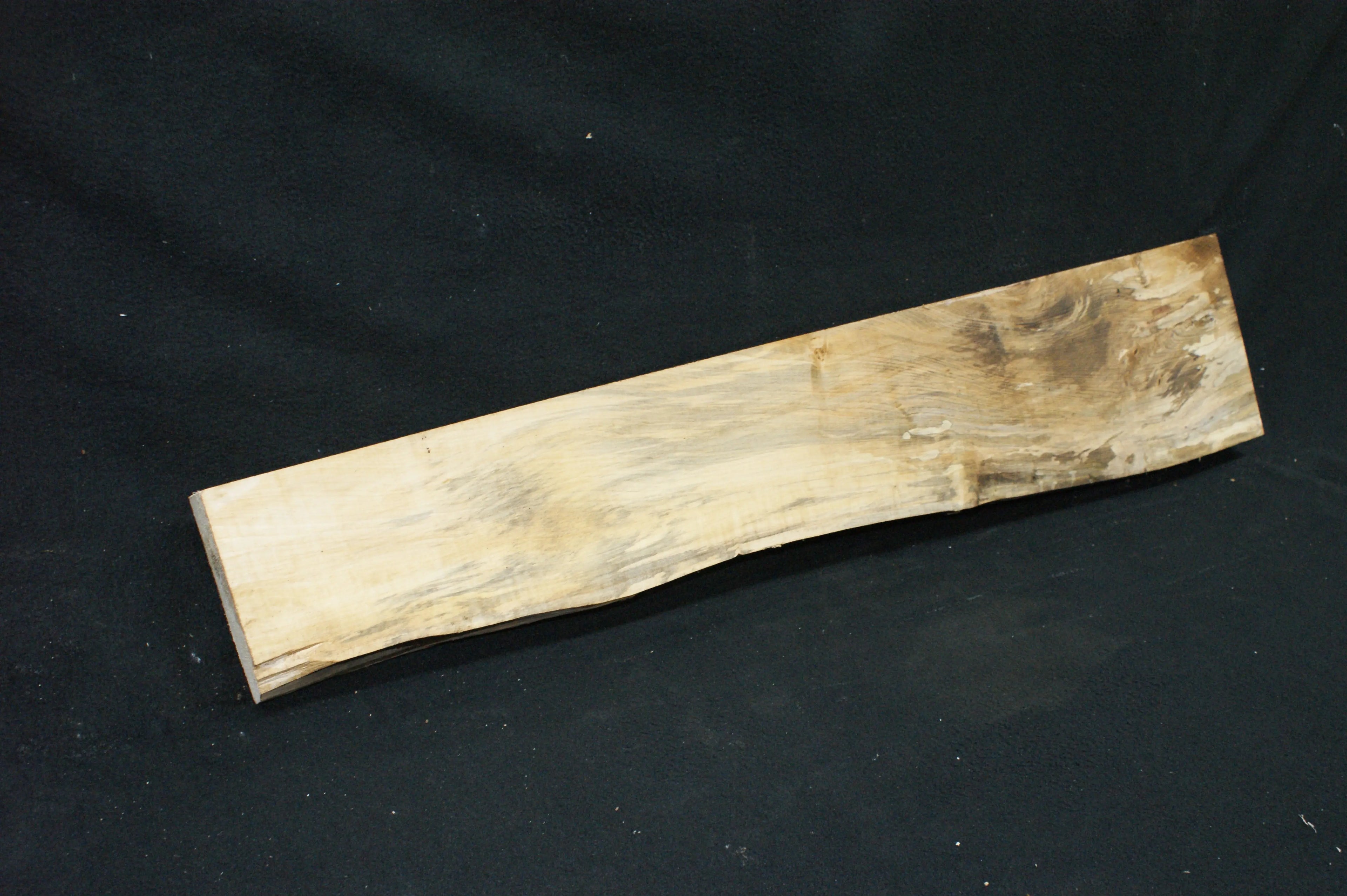 Lime wood, 978 L x 206-123 W x 44 D (mm) shelving, woodcarving, mantel     (688) Lime