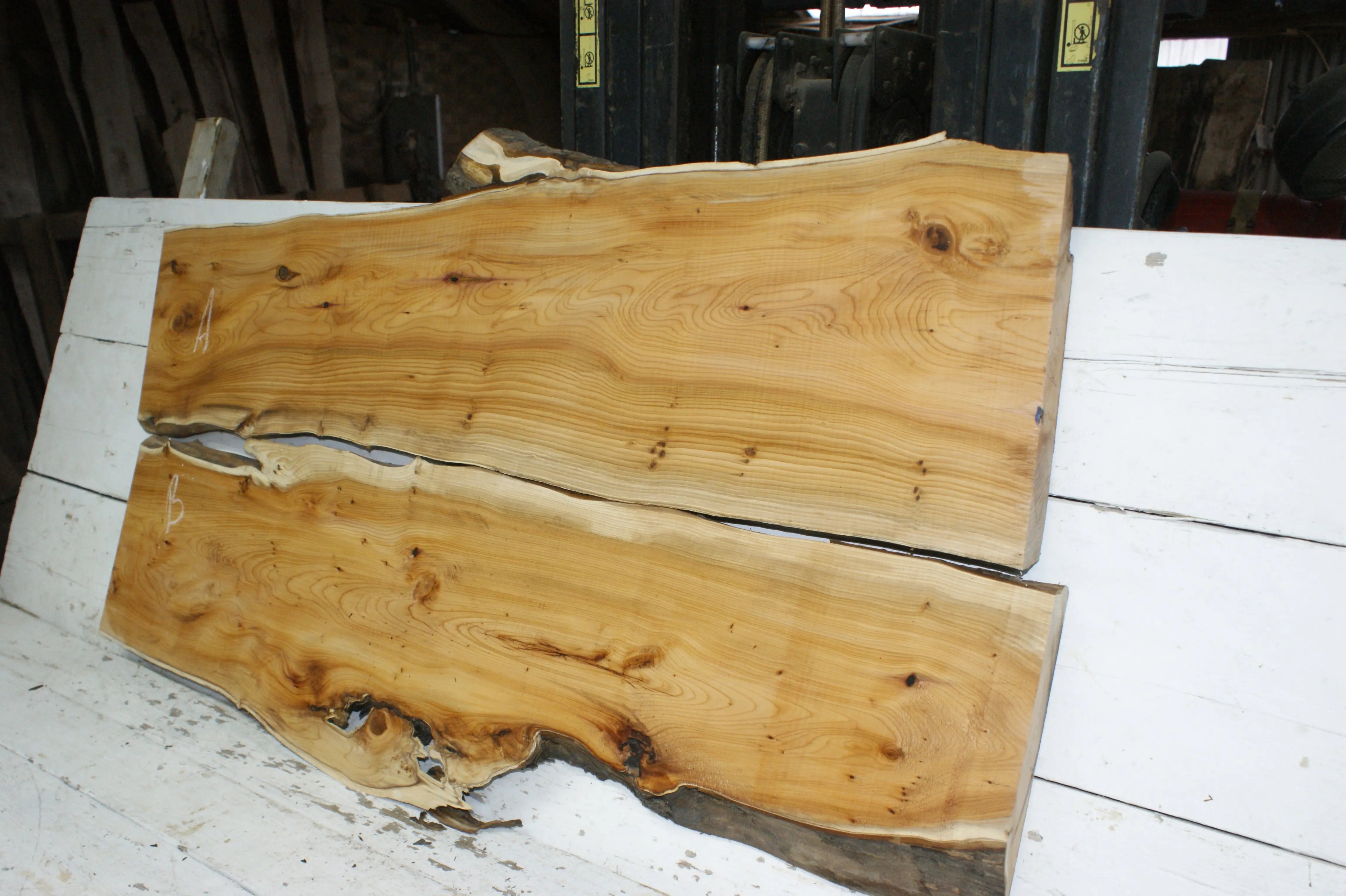 English Yew Resin Table Set 1205 L x 720 W x 45 D (mm)      (838) Yew