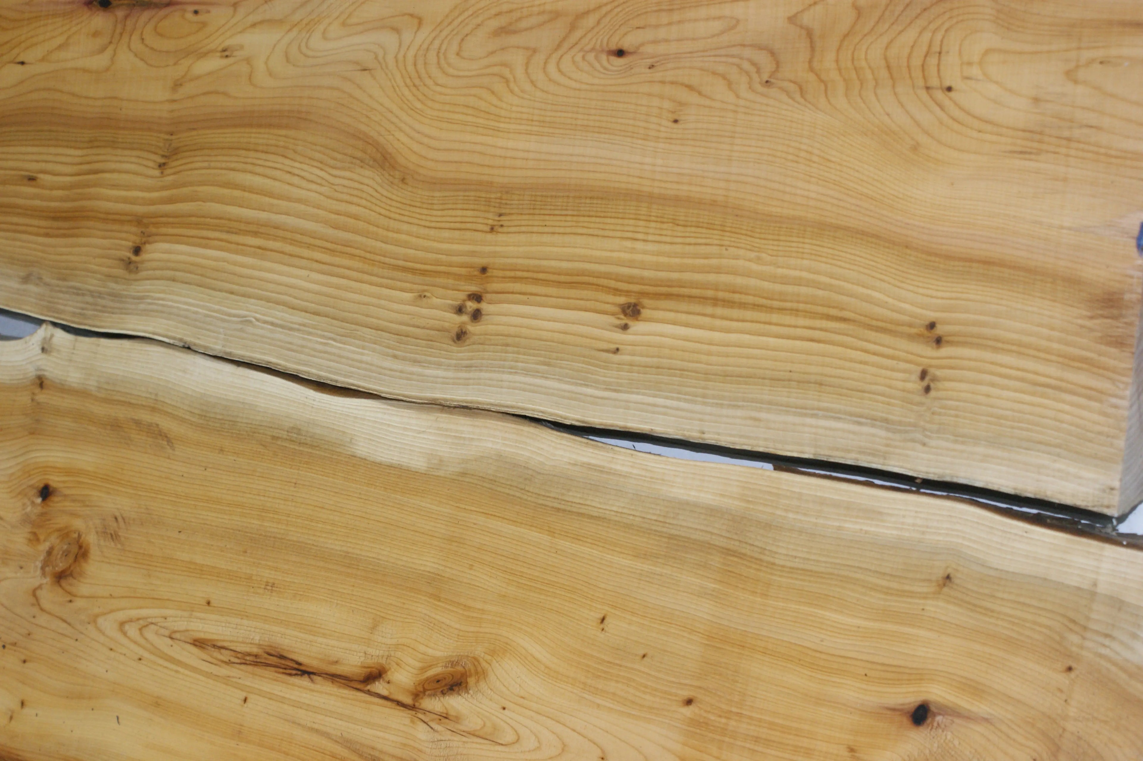 English Yew Resin Table Set 1205 L x 720 W x 45 D (mm)      (838) Yew