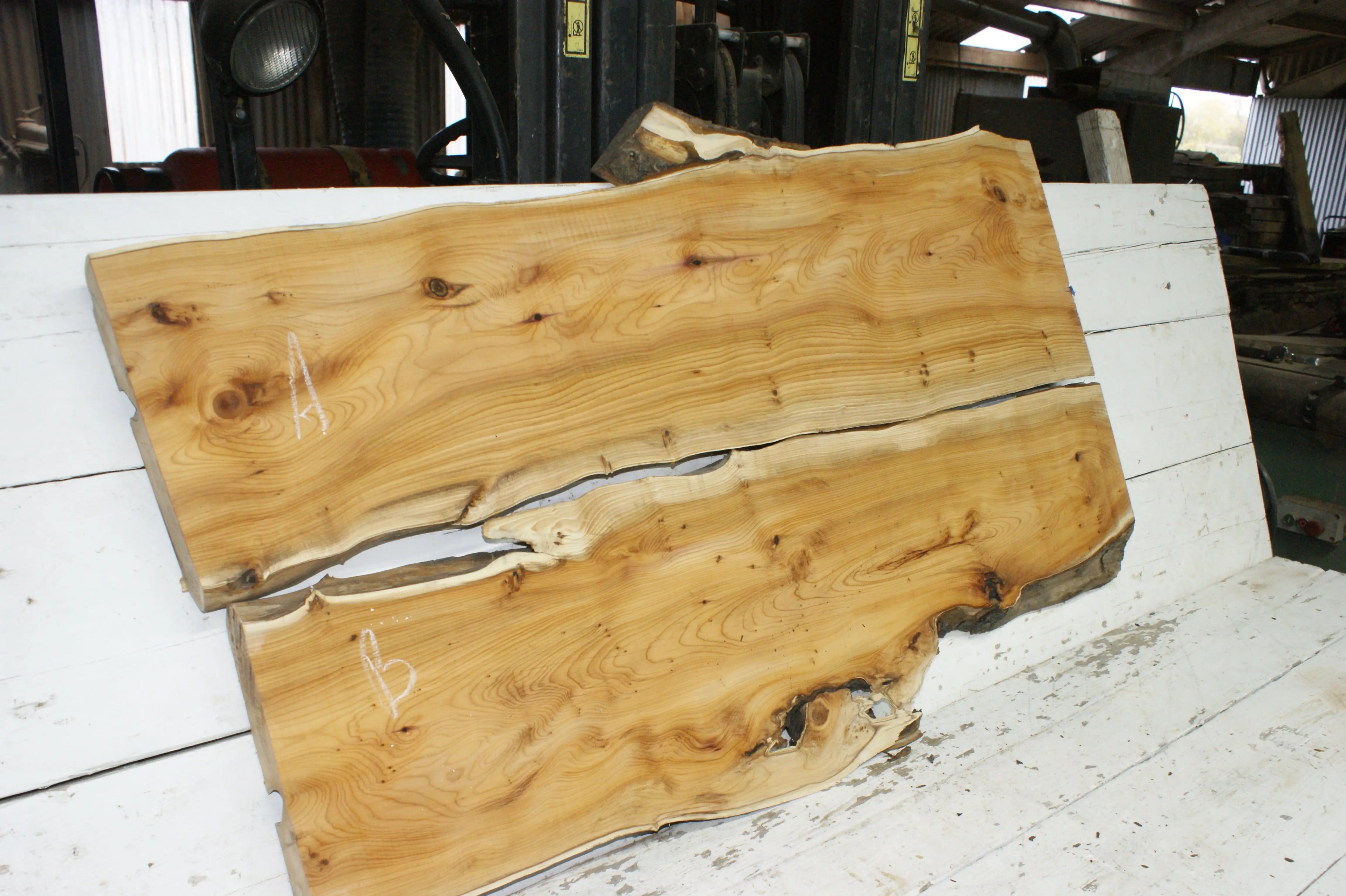 English Yew Resin Table Set 1205 L x 720 W x 45 D (mm)      (838) Yew