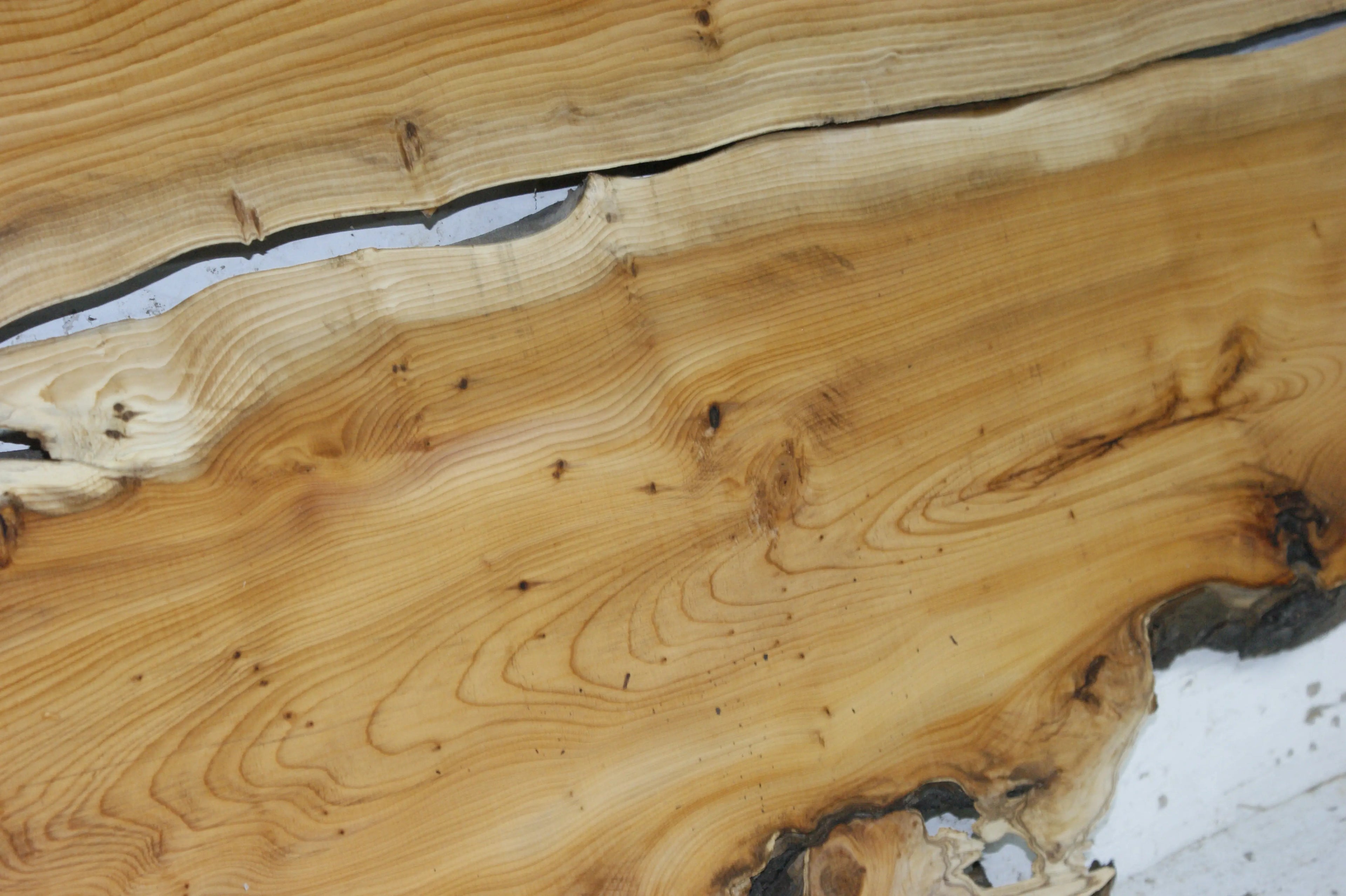English Yew Resin Table Set 1205 L x 720 W x 45 D (mm)      (838) Yew