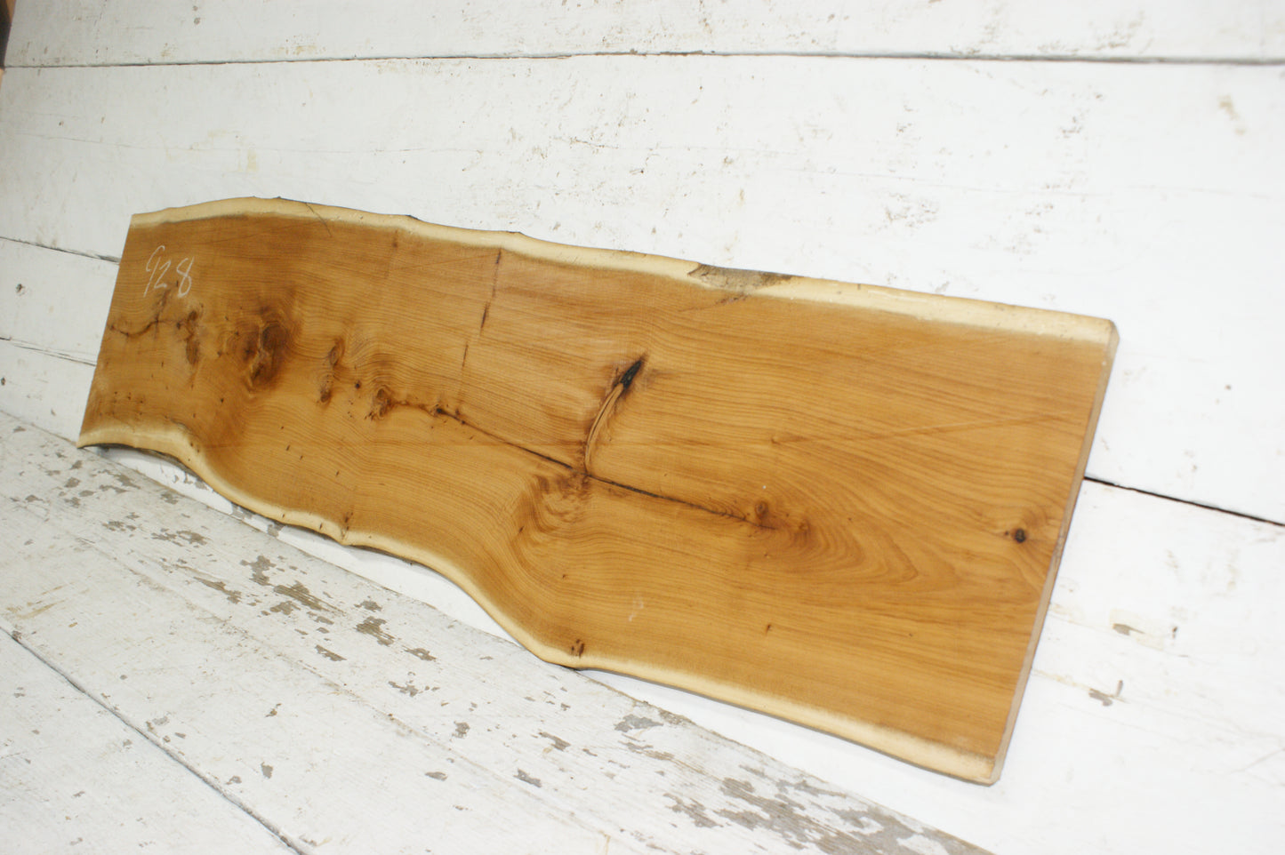 Hardwood Yew Shelf, plank 1025 L x 280 W x 17 D (mm)   (928)
