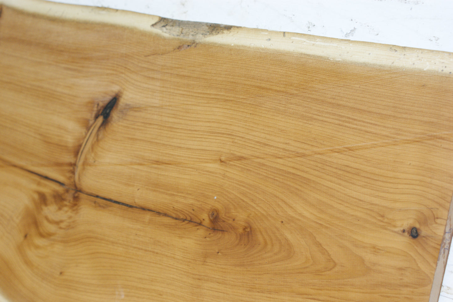 Hardwood Yew Shelf, plank 1025 L x 280 W x 17 D (mm)   (928)