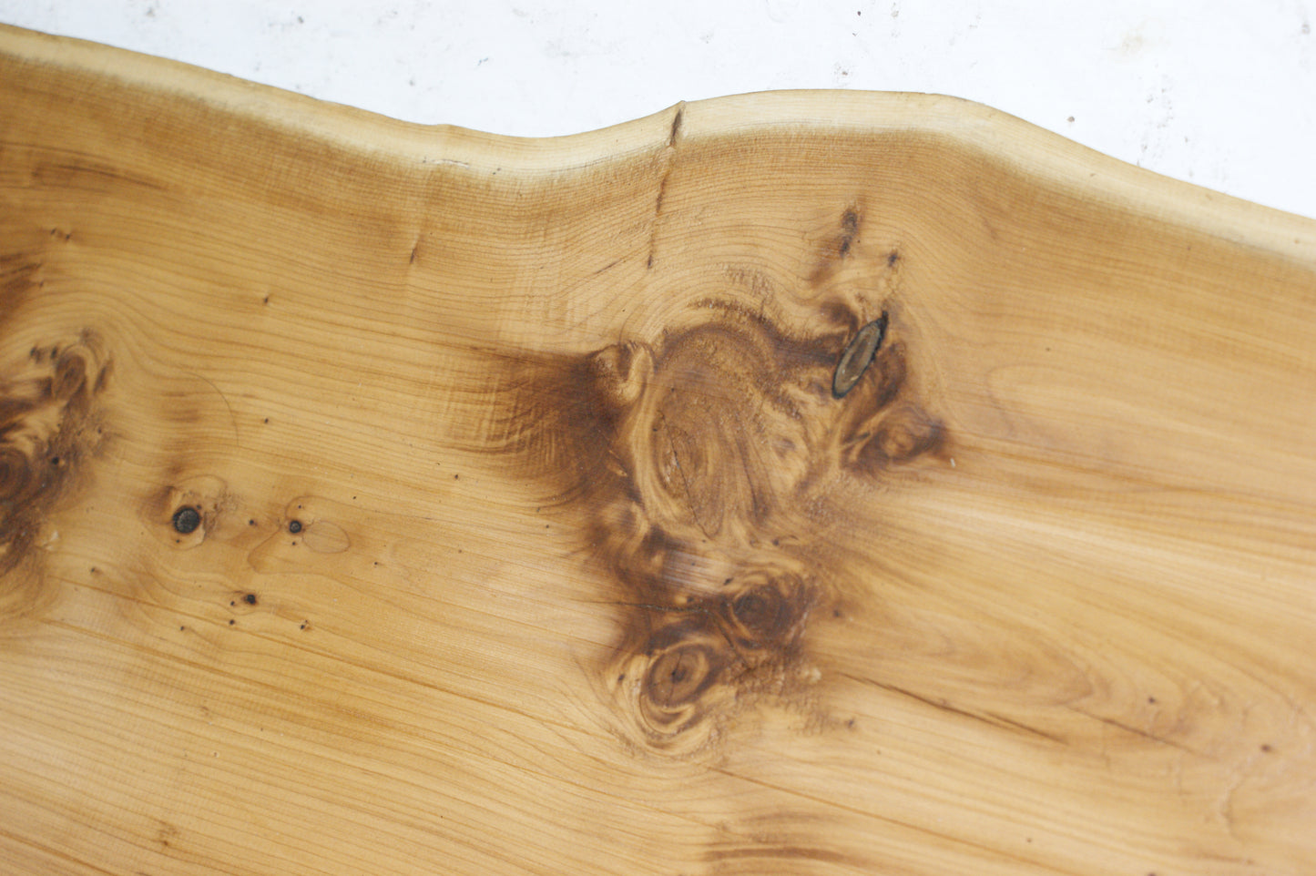 Hardwood Yew Shelf, plank 1025 L x 280 W x 17 D (mm)   (928)