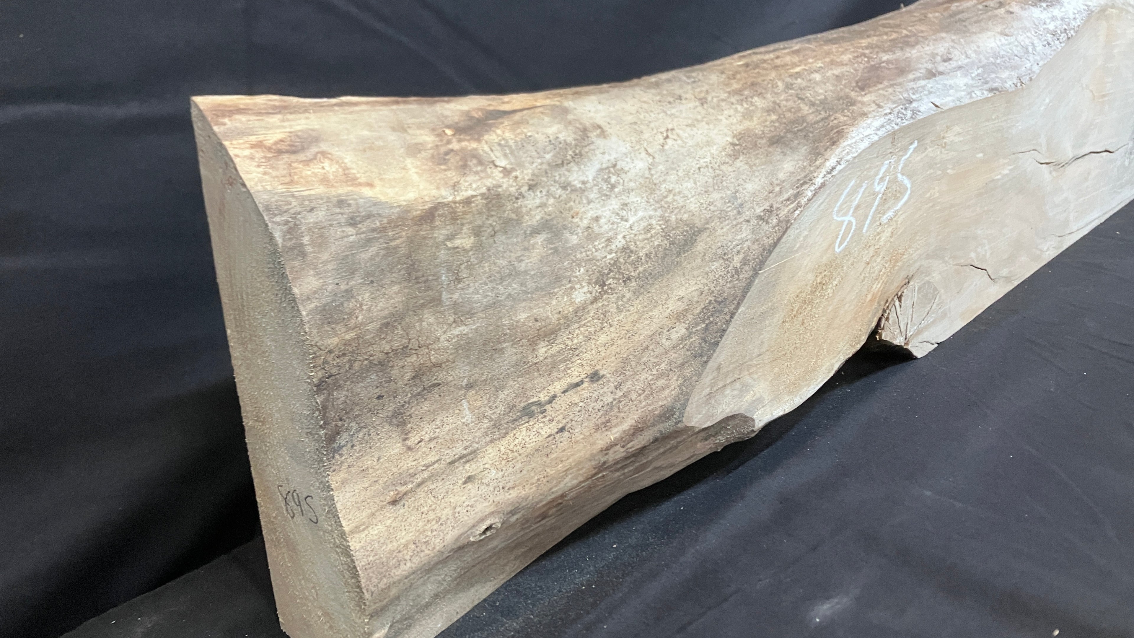 Lime block, mantle piece 1018 L x 210 W x 83 D (mm)    (895)