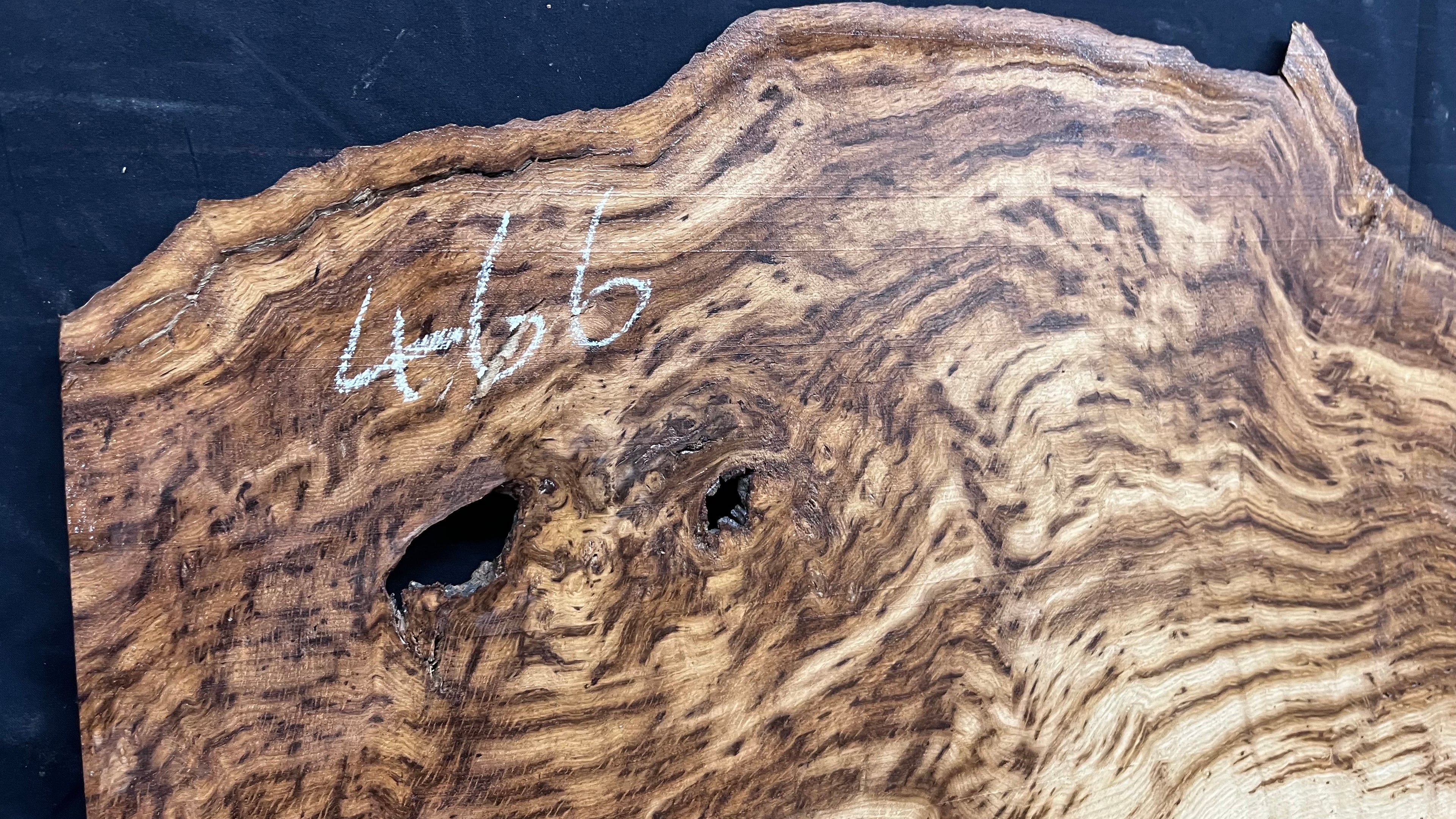 Tiger oak, tone wood, feature wood, wall hanging 1034 L x 473 W x 9 D mm      (466mt)