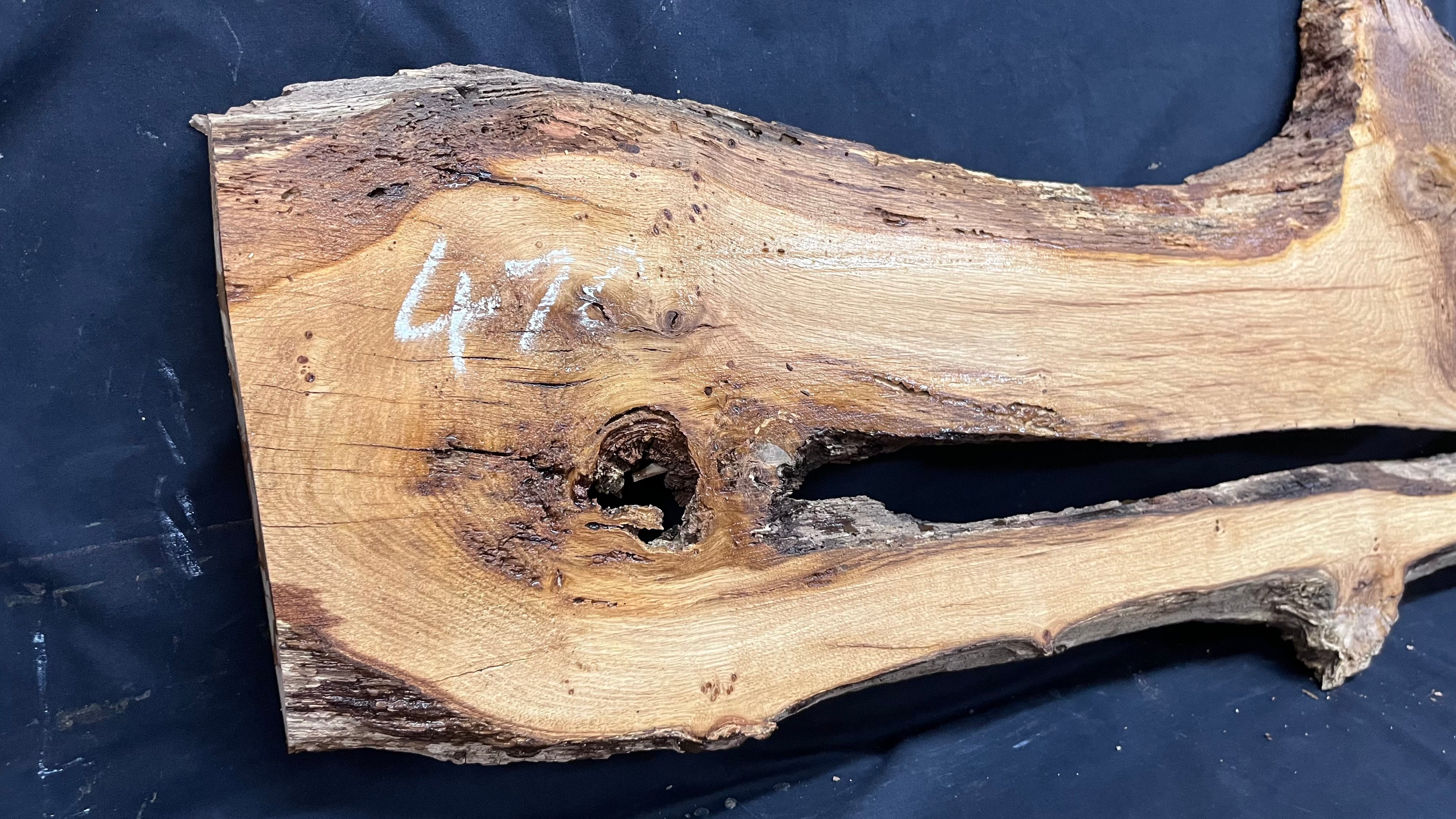 Oak resin river table blank, 1378 L x 445 W x 32 D mm      (470mt)