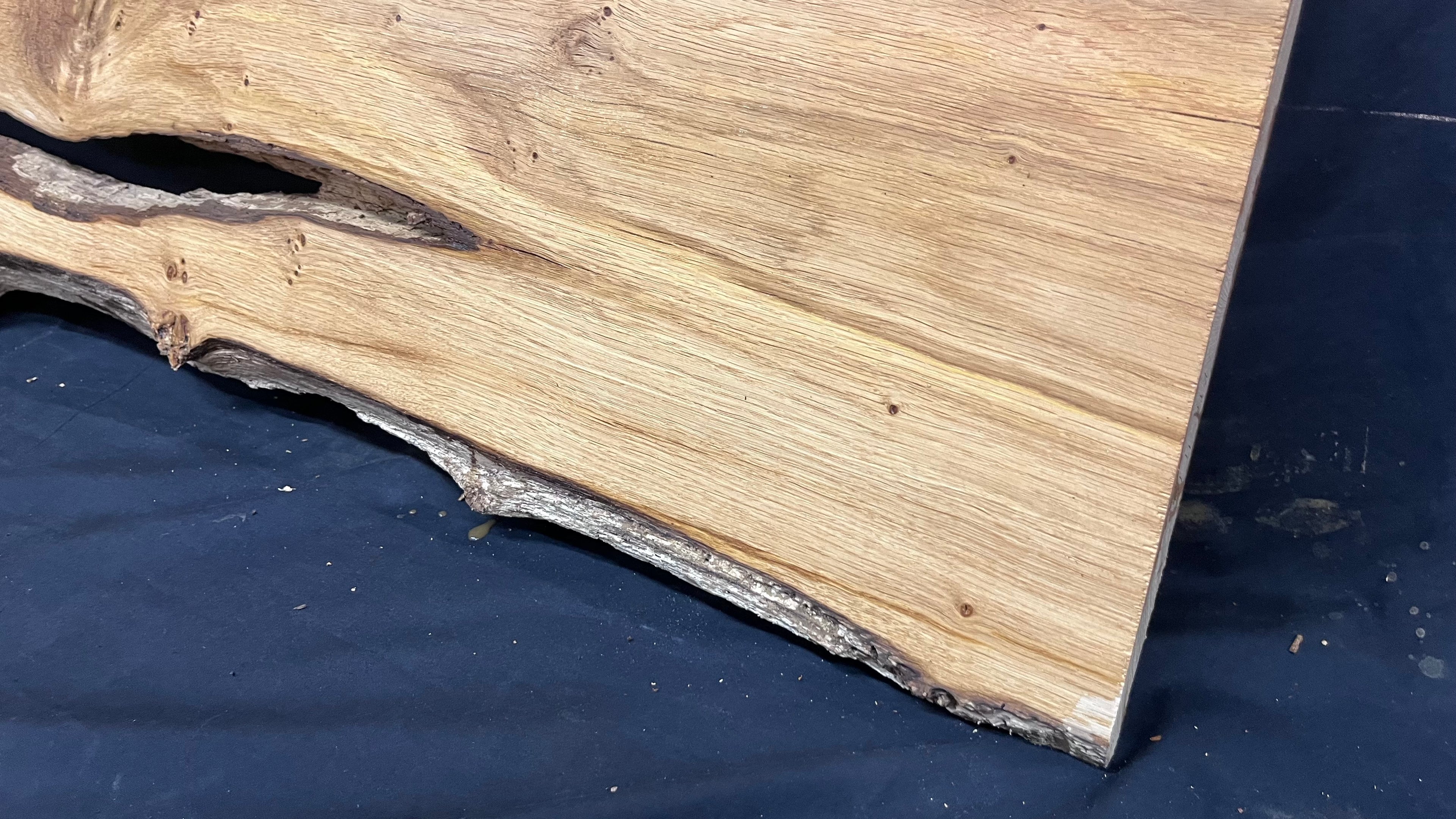 Oak resin river table blank, 1378 L x 445 W x 32 D mm      (470mt)