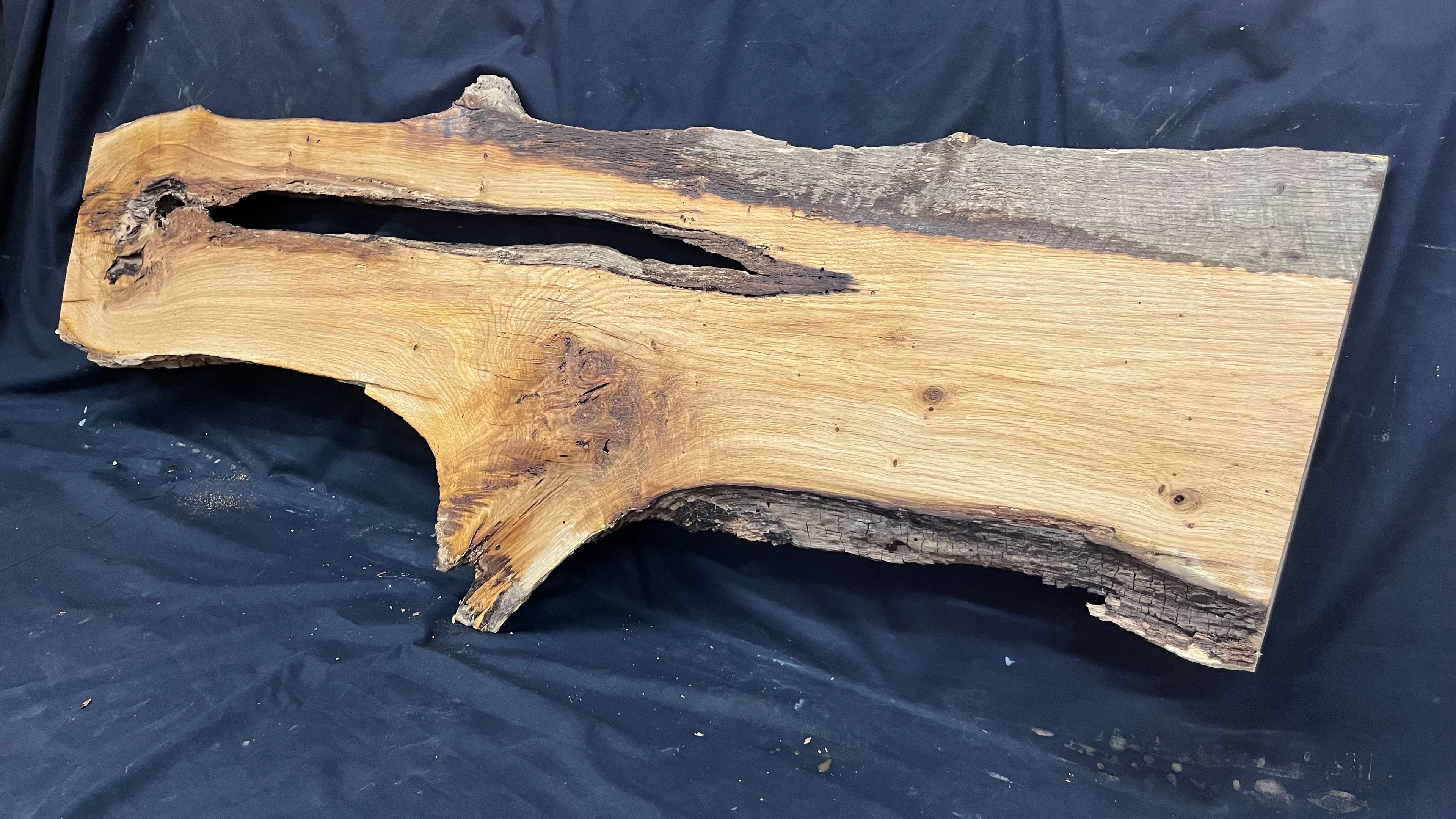 Oak resin river table blank, 1378 L x 445 W x 32 D mm      (470mt)