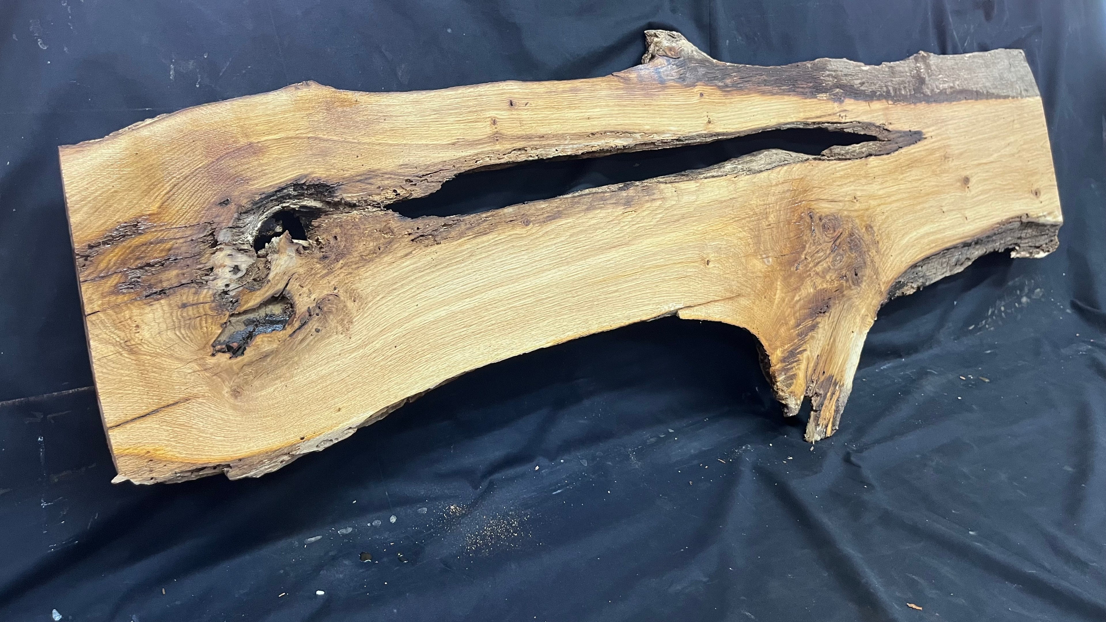 Oak resin river table blank, 1378 L x 445 W x 32 D mm      (470mt)