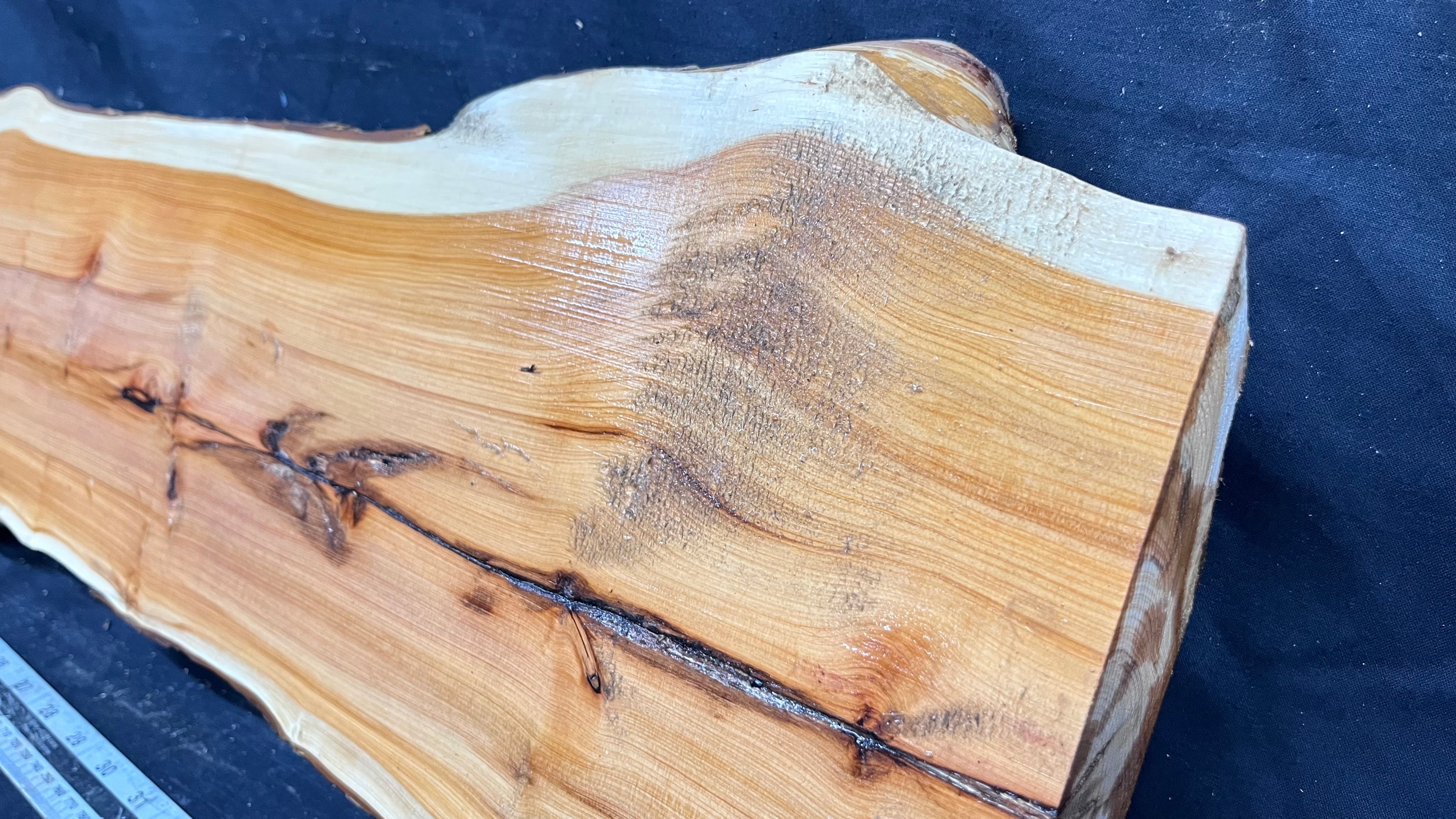 Hardwood yew, slab, board 1073 L x 219 W x 40 D mm    (320)