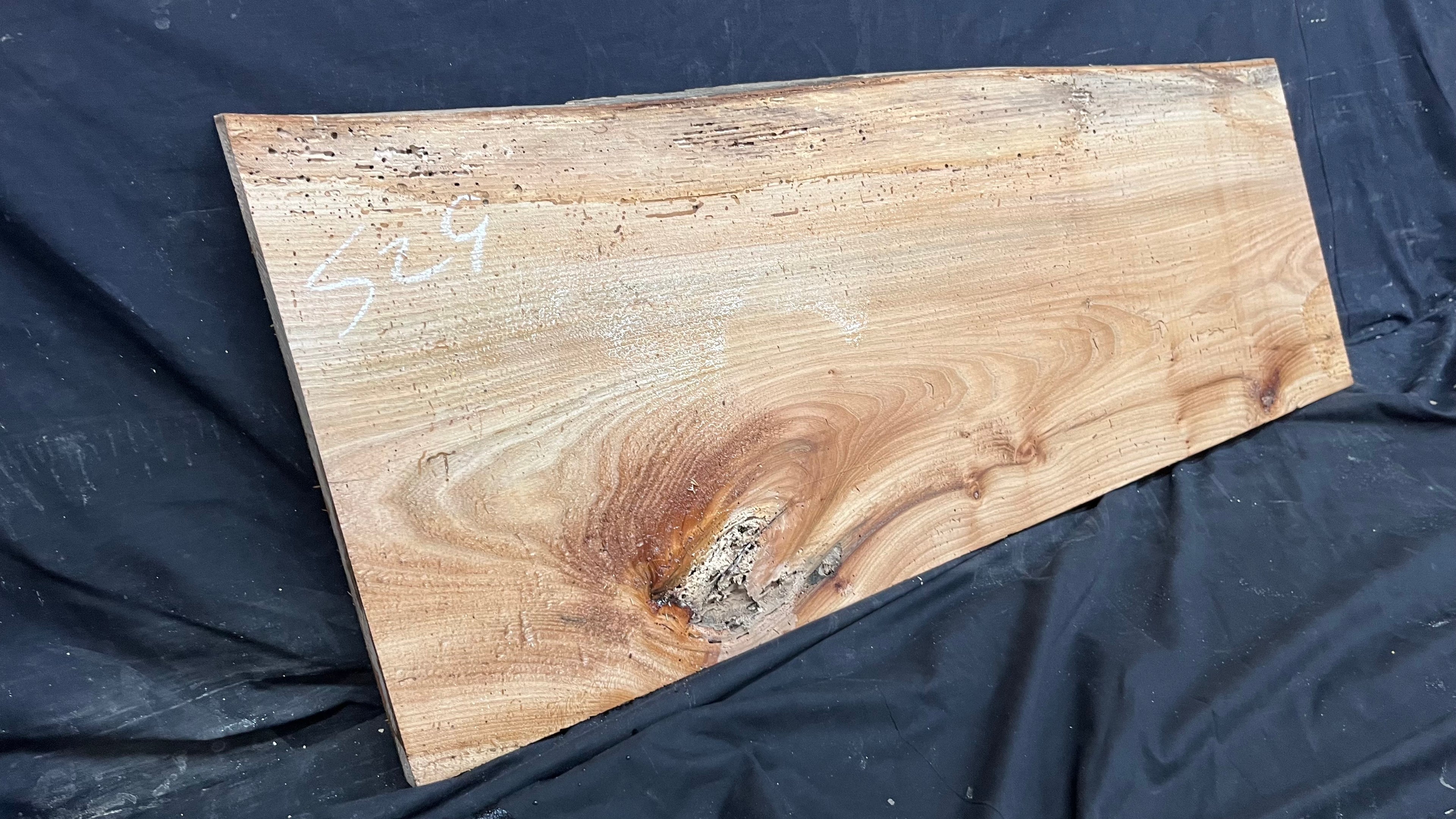 Elm reclaimed, plank, 872 L x 372 W x 30 D mm    (mt529)