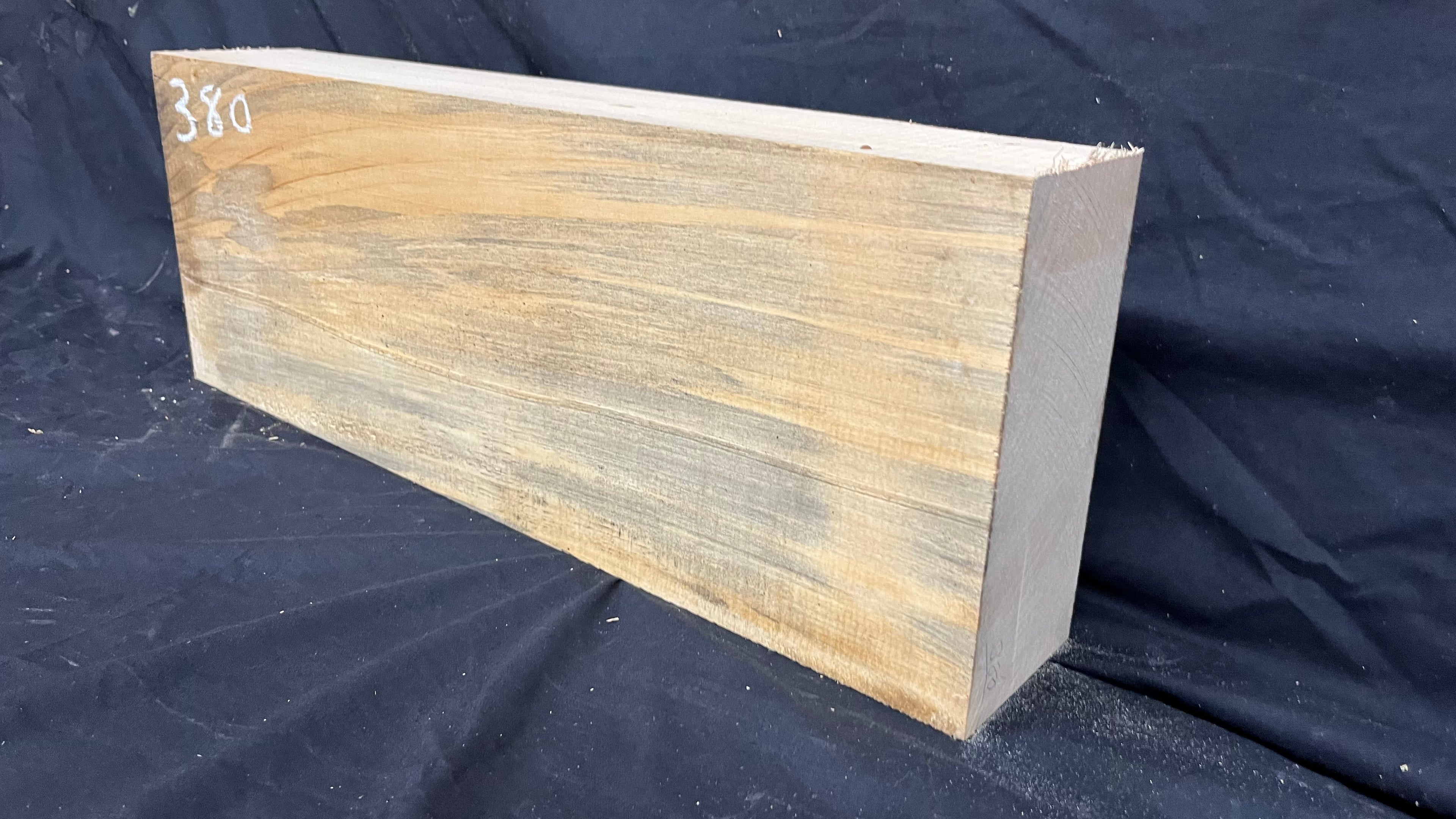 Lime wood carving block, 519 L x 187 W x 86 D mm        (380)