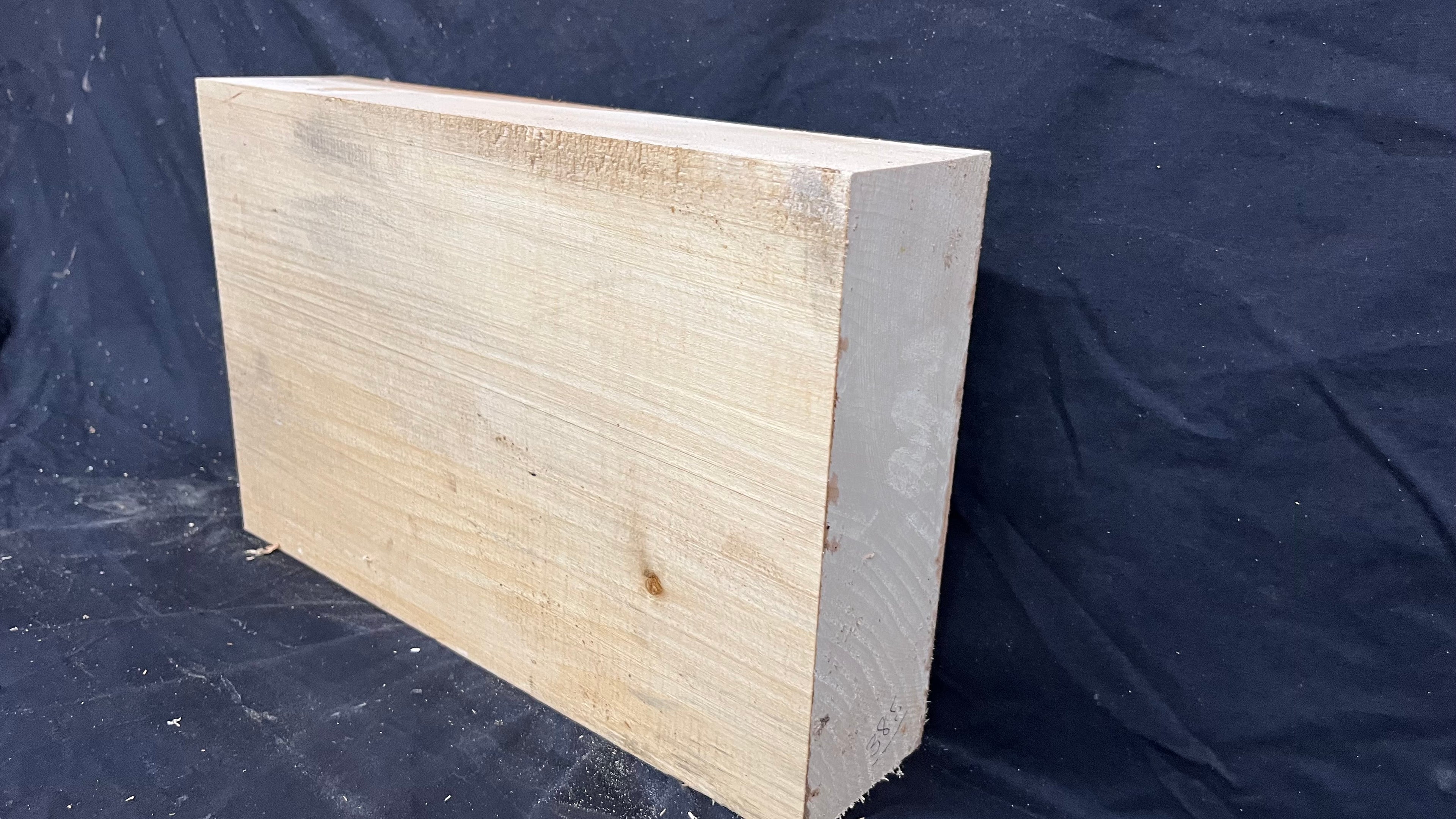 Lime wood carving block, 363 L x 228 W x 81 D mm        (385)
