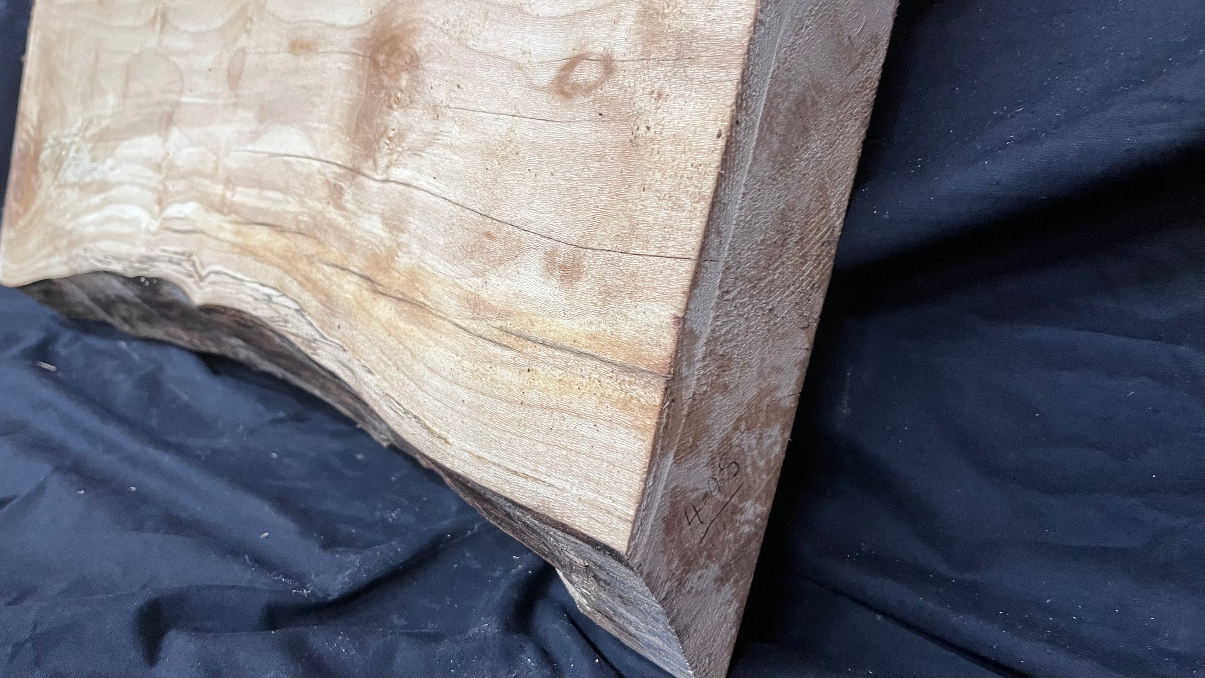 London Plane Mantle 788 L x 394 W x 63 D mm       (405)