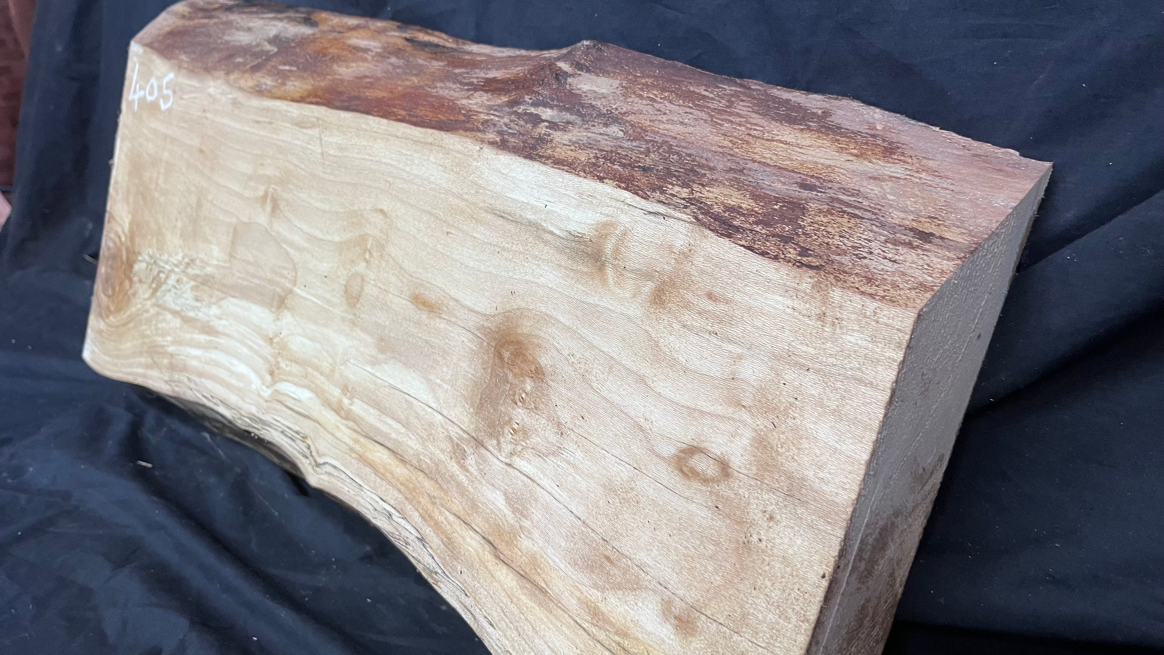 London Plane Mantle 788 L x 394 W x 63 D mm       (405)