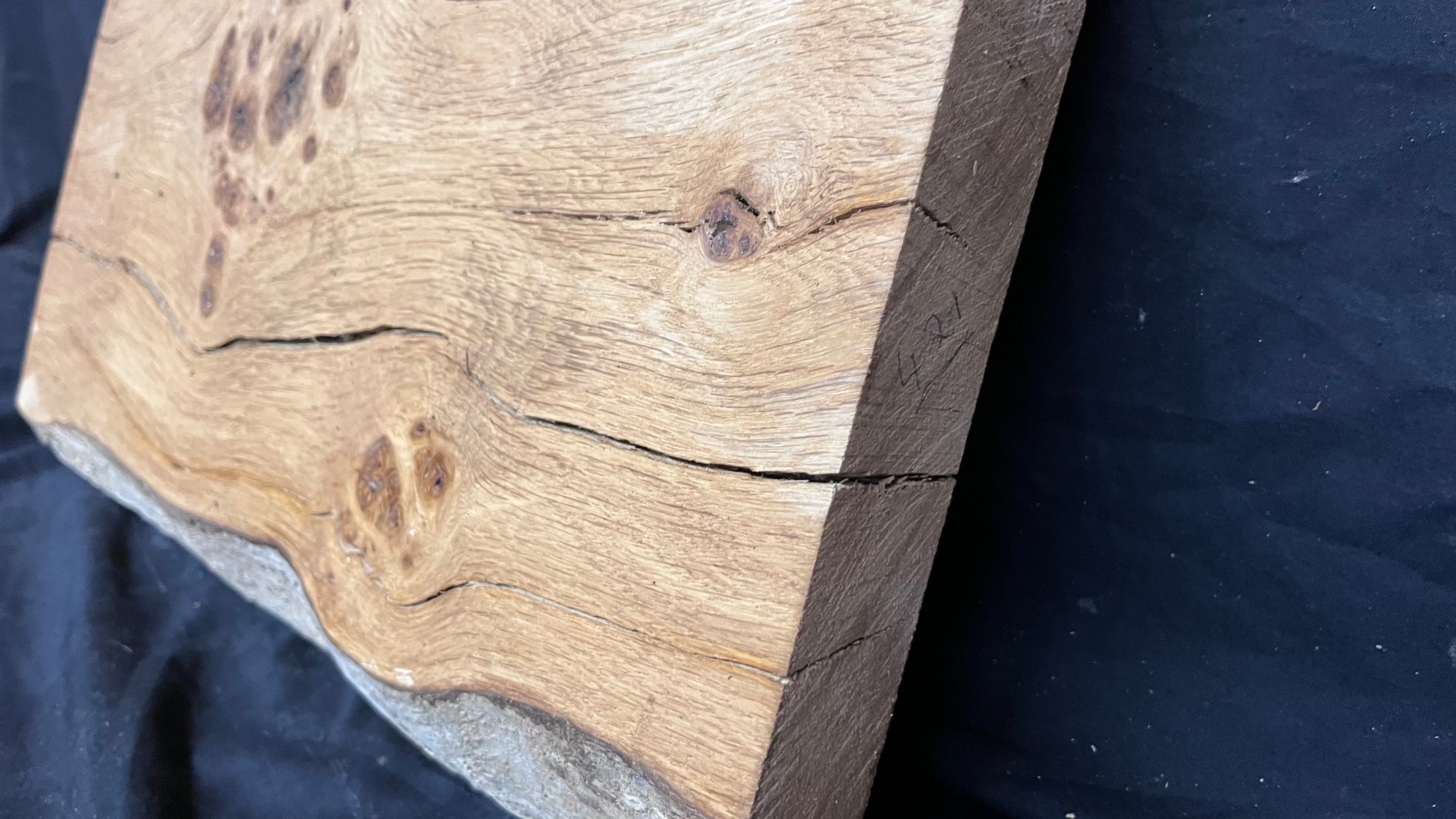 Pippy oak craft wood, 556 L x 330 W x 44 D (mm)    (421)