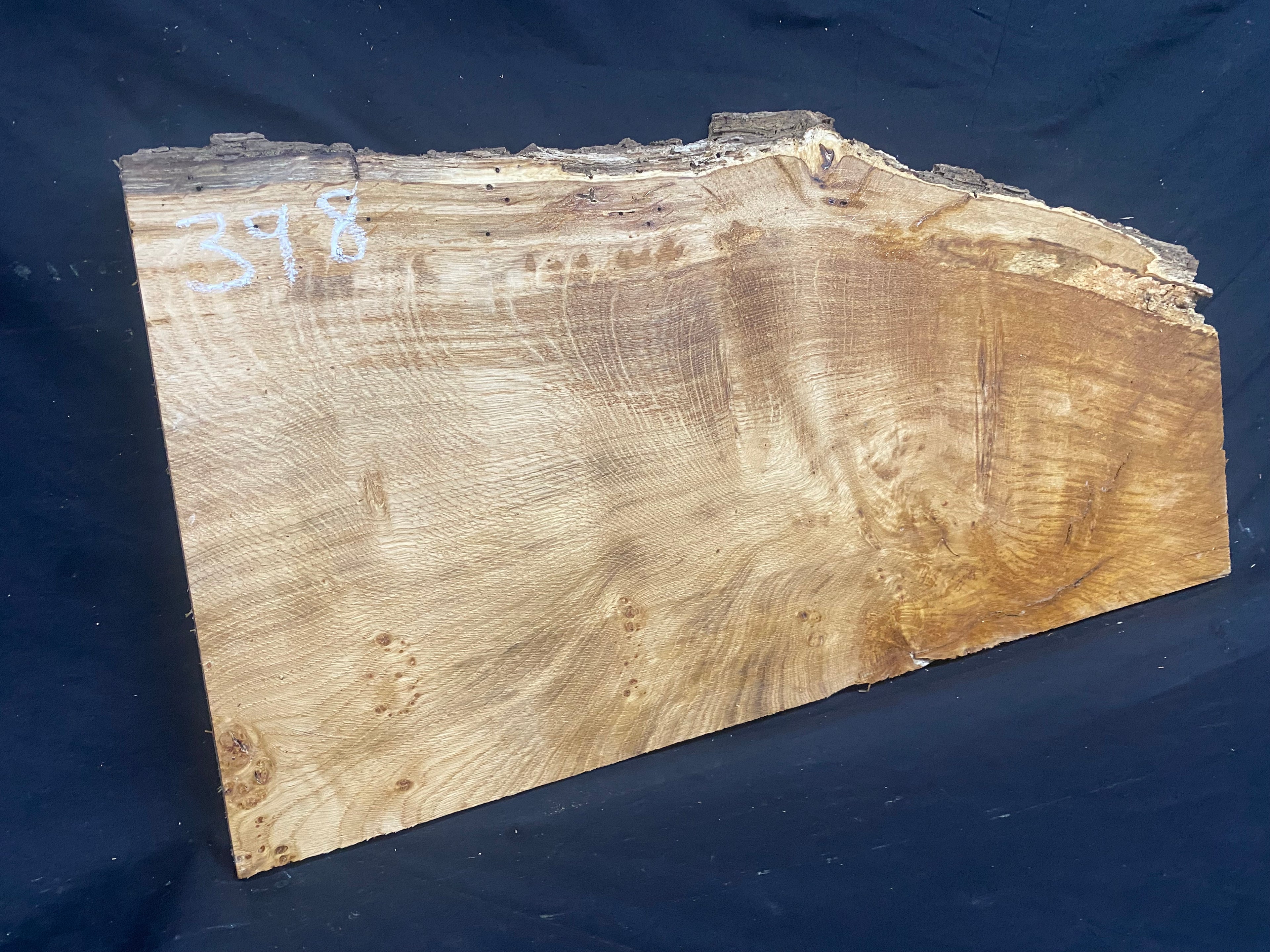 Solid oak plank, shelf, board 671 L x 320 W x 21 D mm      (mf398)