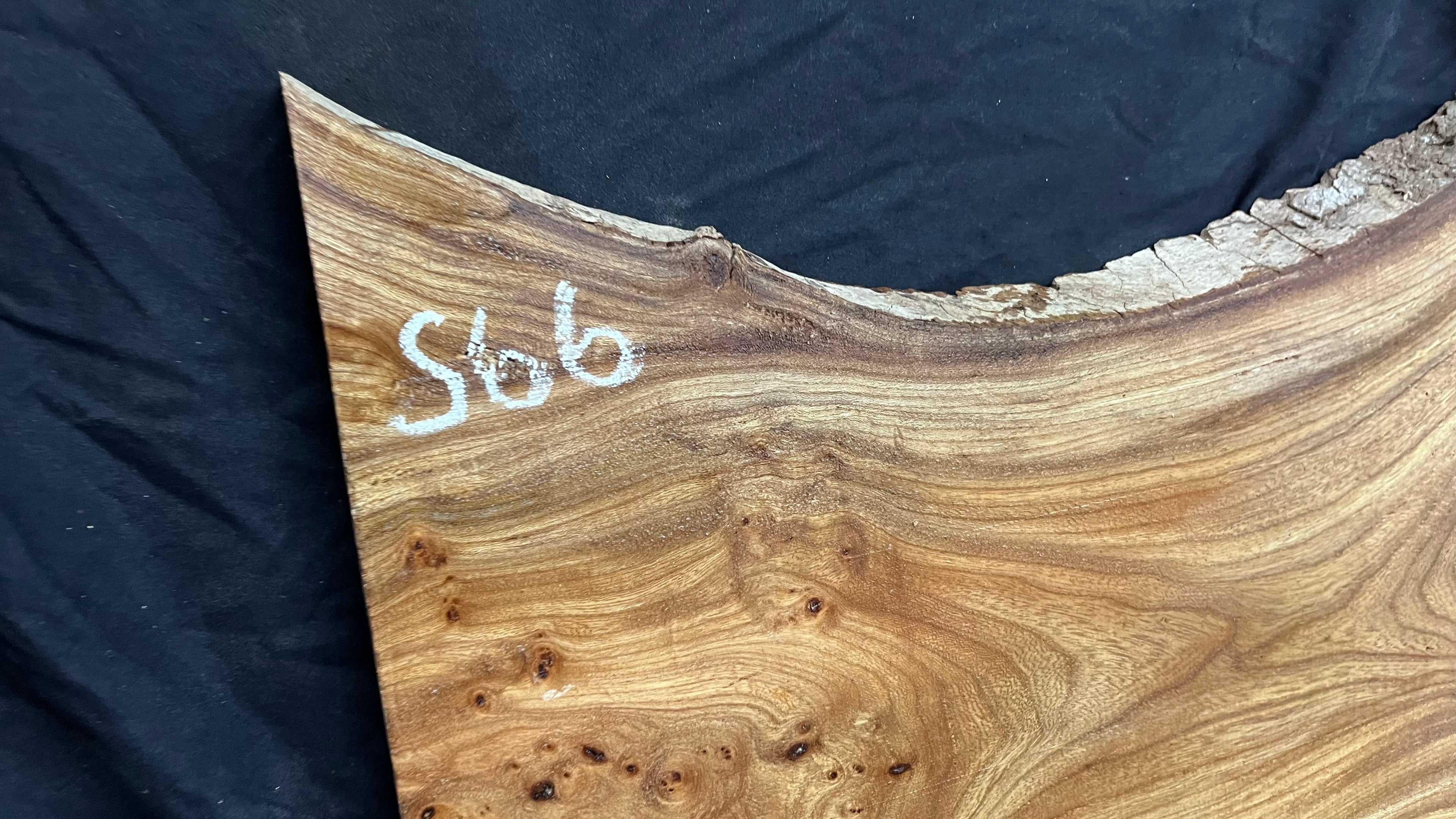 Burr elm rustic table top, 943 L x 529 W x 35 D mm    (mt566)