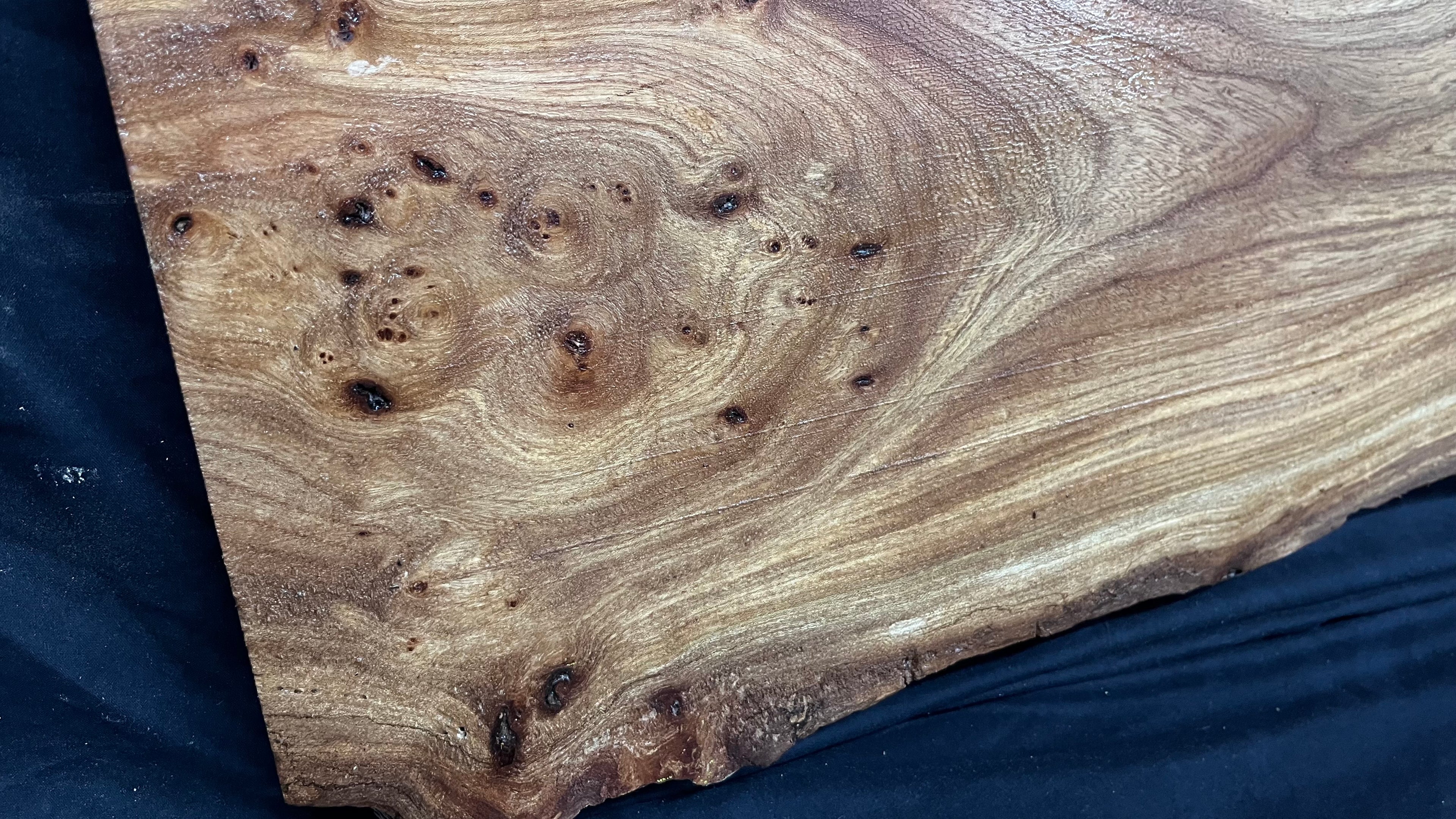 Burr elm rustic table top, 943 L x 529 W x 35 D mm    (mt566)