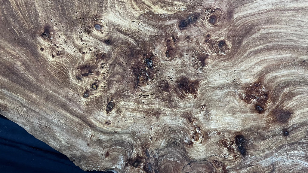 Burr elm rustic table top, 943 L x 529 W x 35 D mm    (mt566)