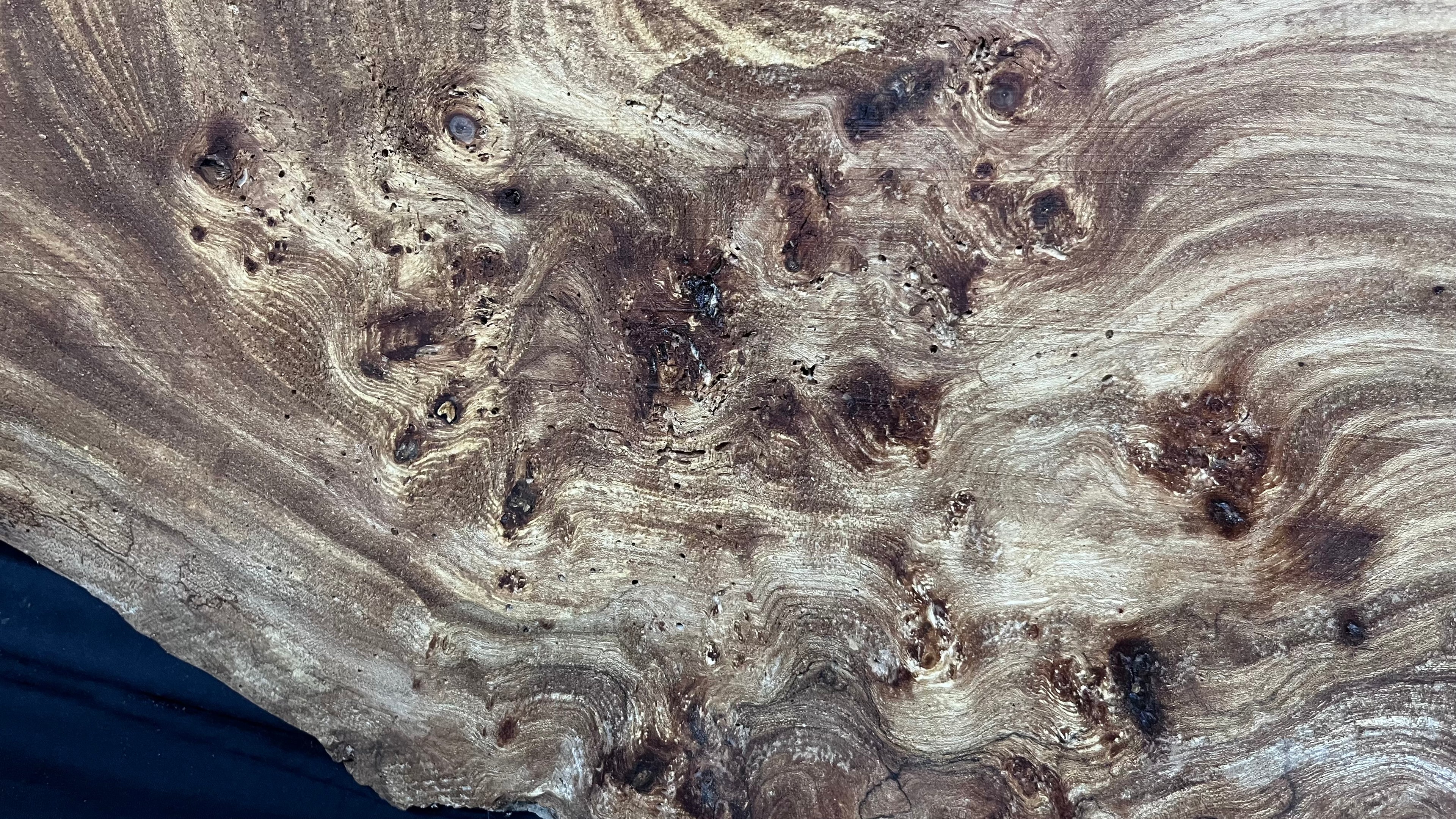 Burr elm rustic table top, 943 L x 529 W x 35 D mm    (mt566)
