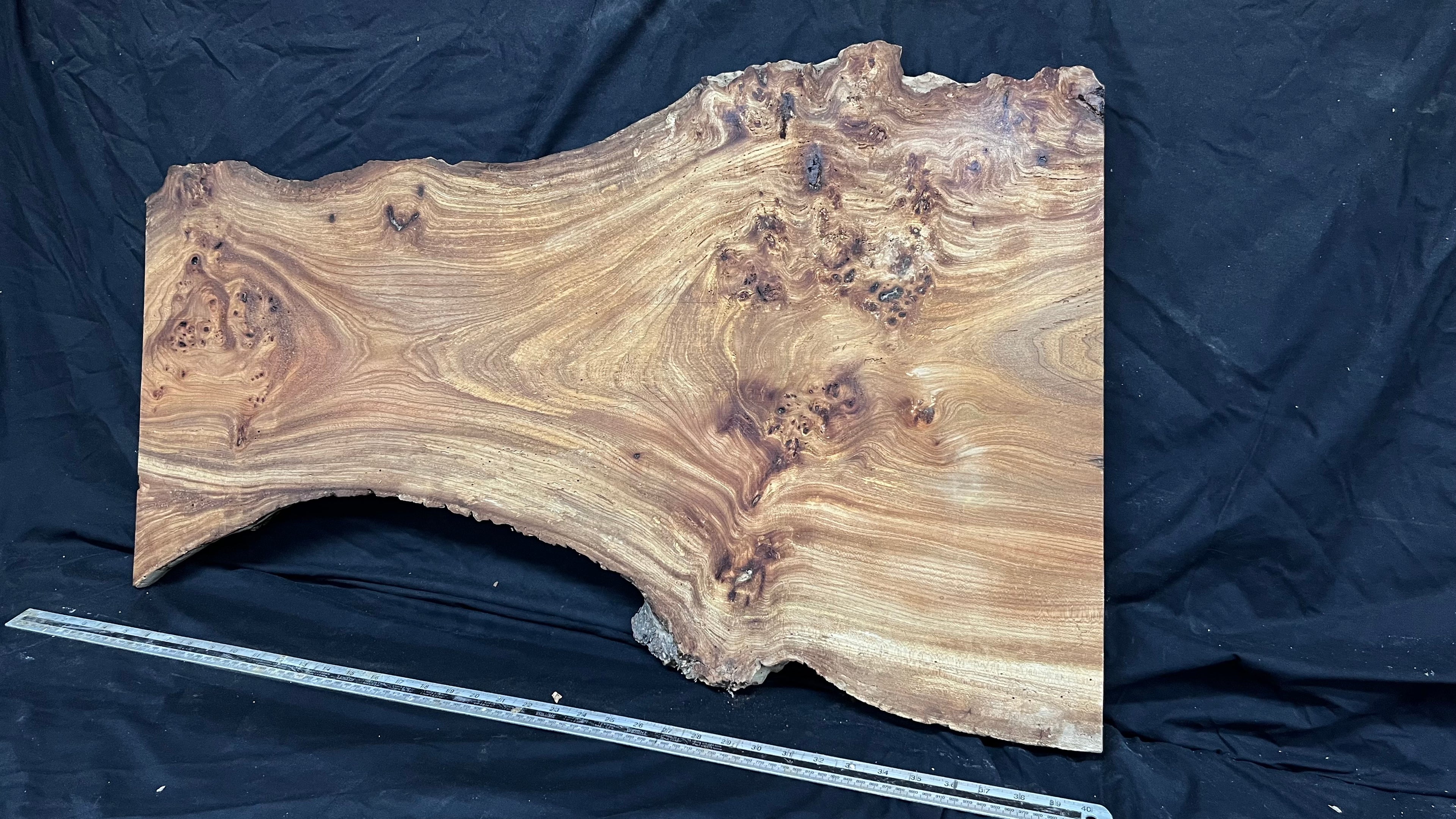 Burr elm rustic table top, 943 L x 529 W x 35 D mm    (mt566)