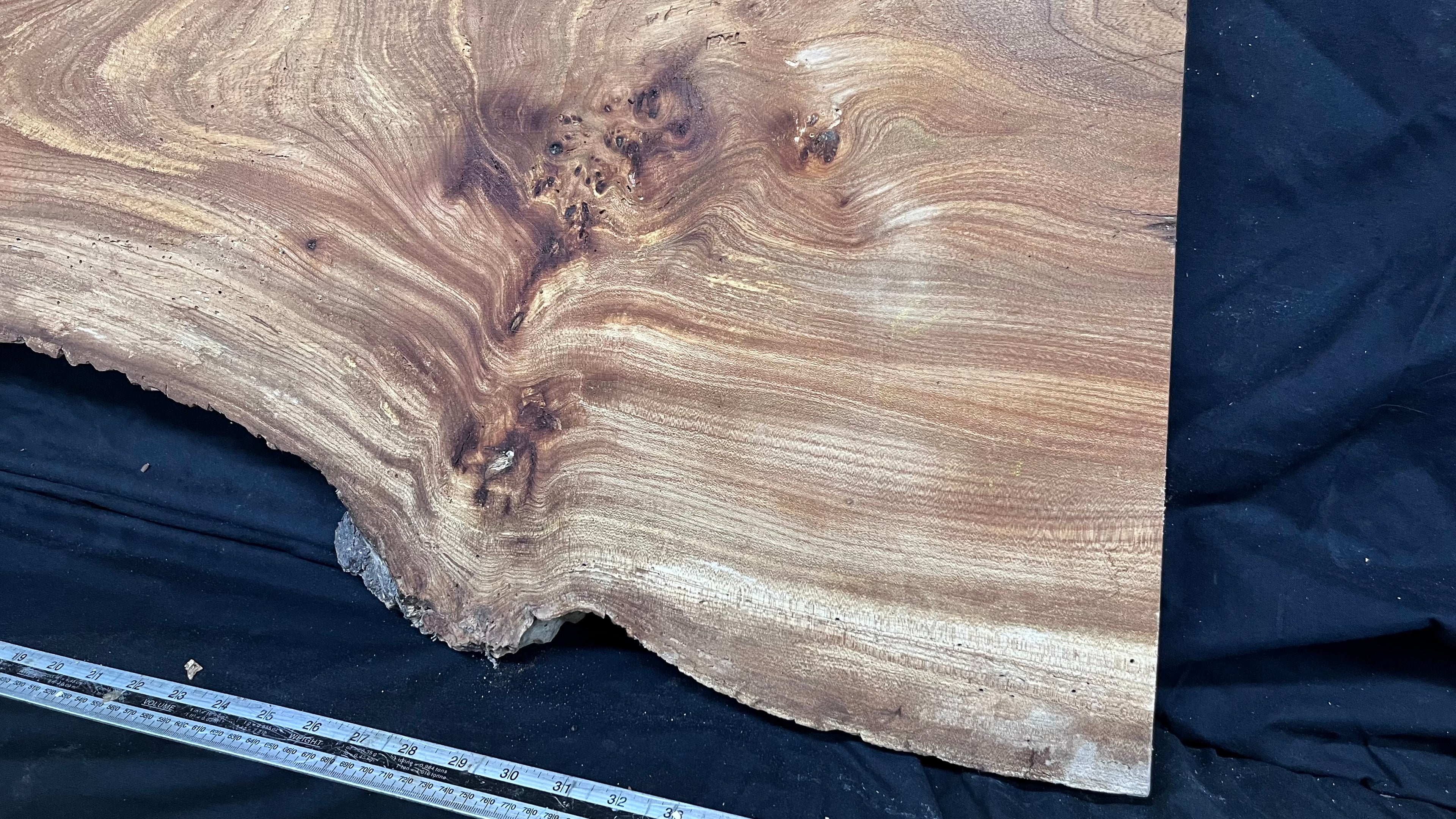 Burr elm rustic table top, 943 L x 529 W x 35 D mm    (mt566)