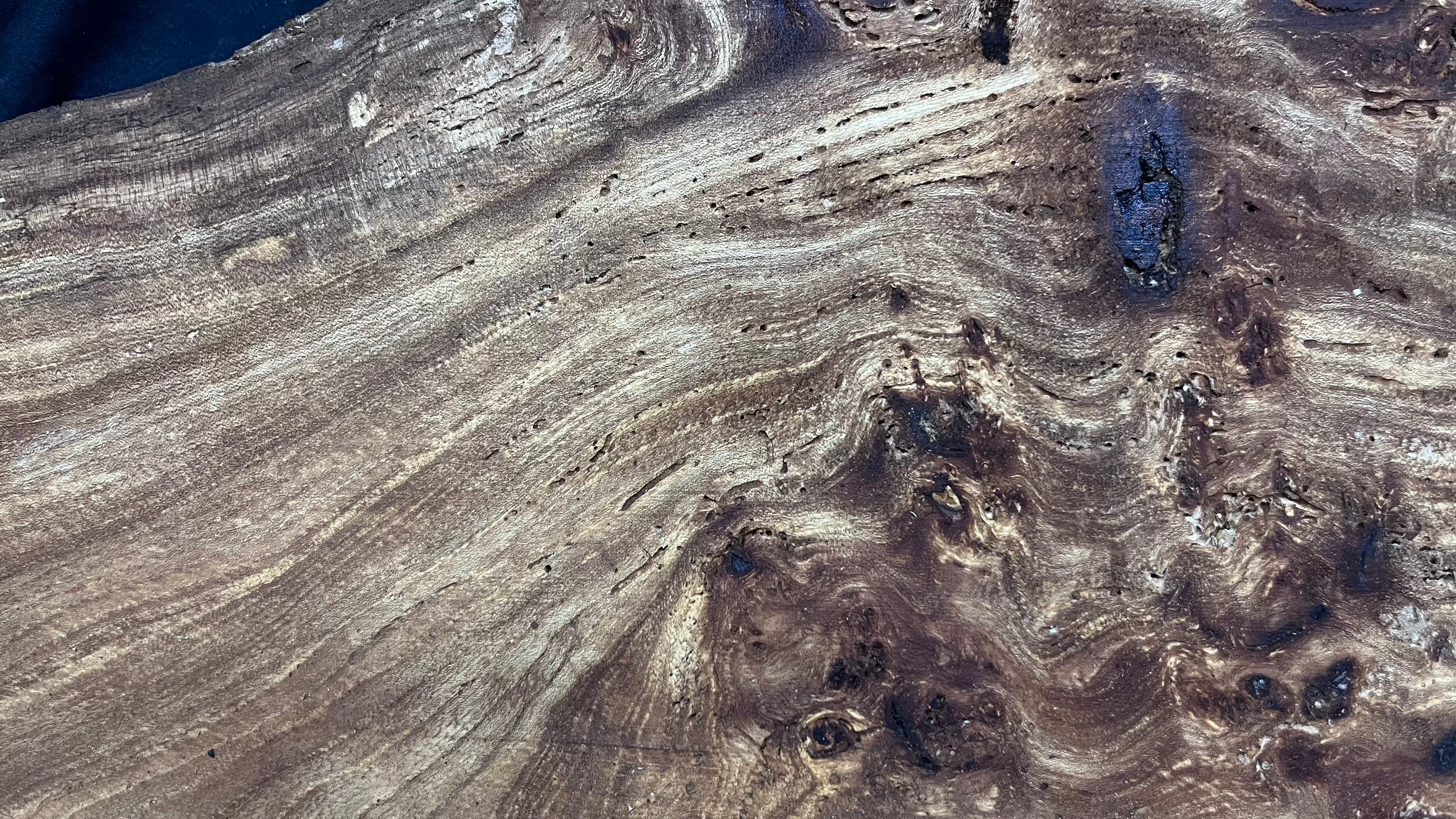 Burr elm rustic table top, 943 L x 529 W x 35 D mm    (mt566)