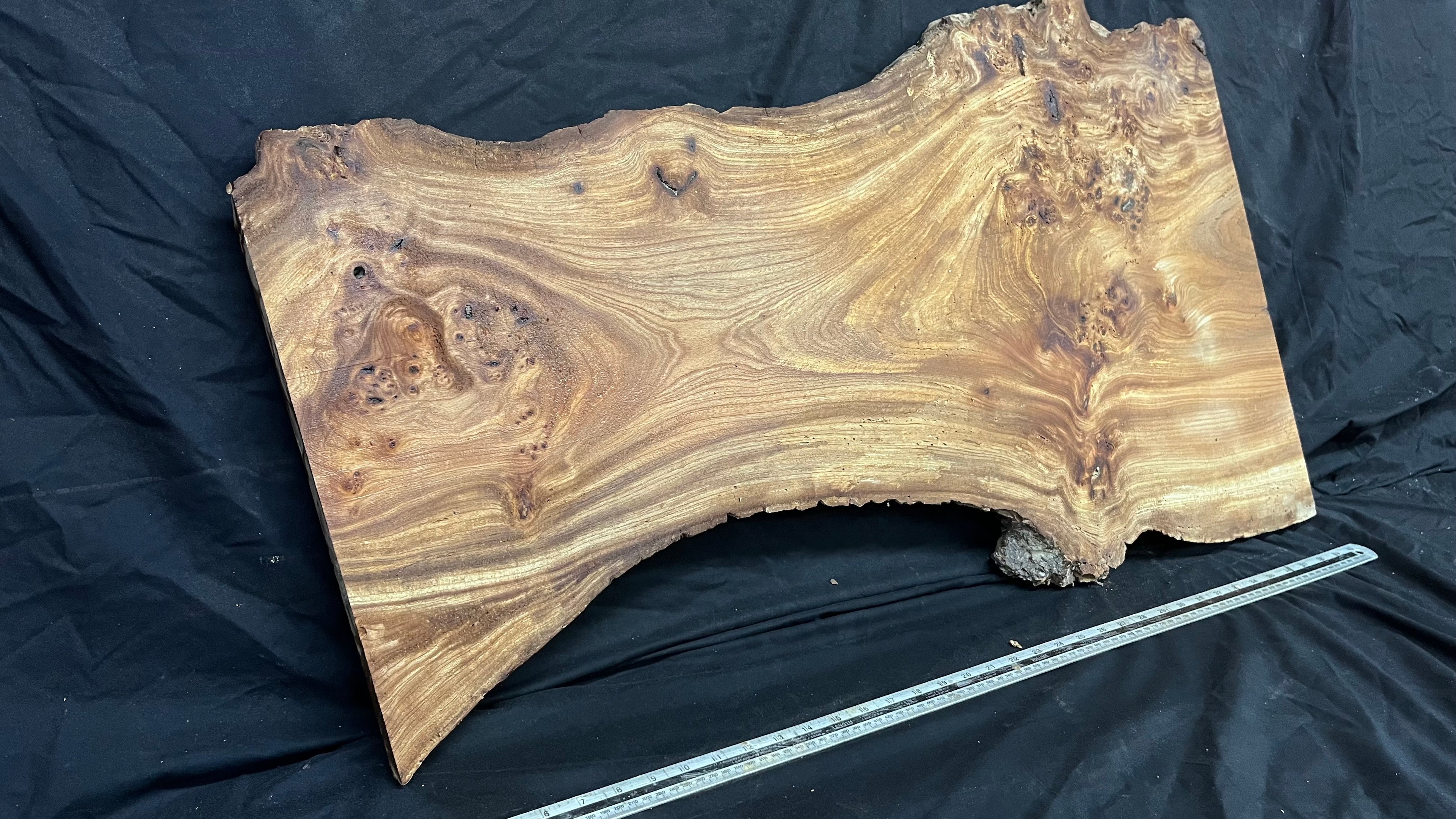 Burr elm rustic table top, 943 L x 529 W x 35 D mm    (mt566)