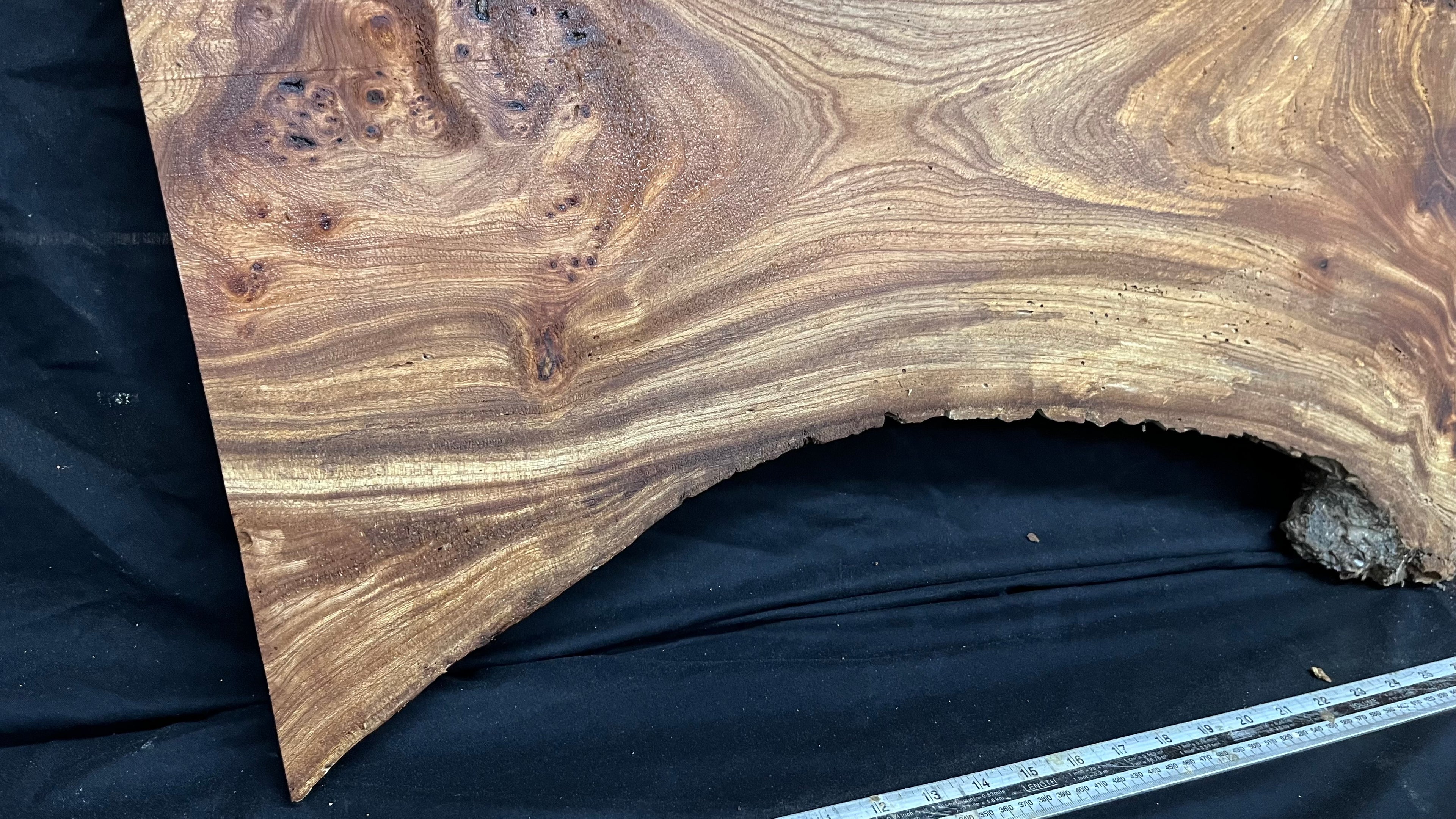 Burr elm rustic table top, 943 L x 529 W x 35 D mm    (mt566)