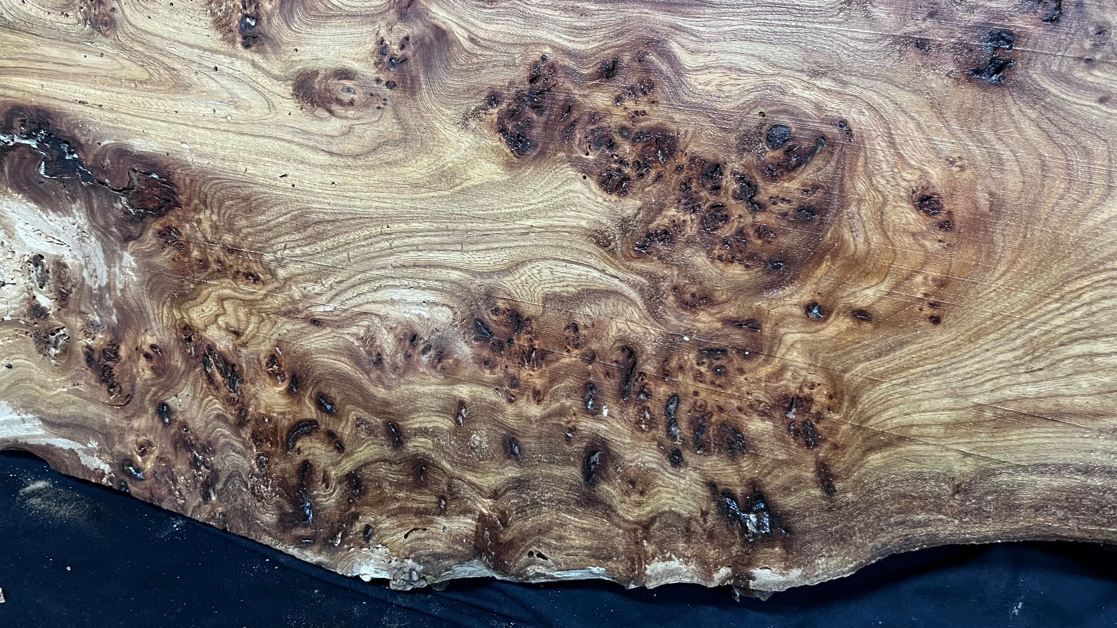 Burr elm rustic table top, 1180 L x 570 W x 35 D mm    (mt567)