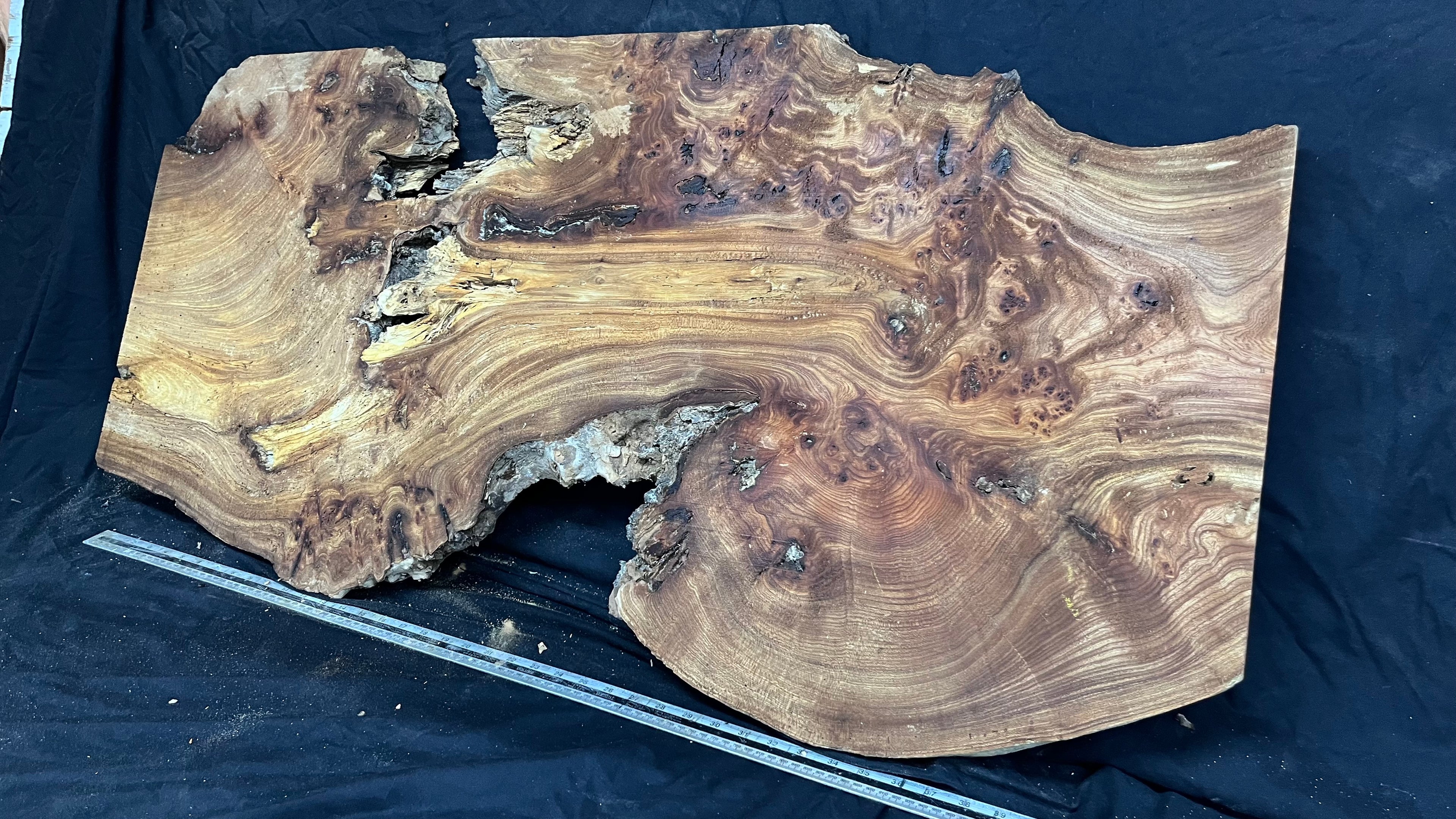 Burr elm rustic table top, 1180 L x 570 W x 35 D mm    (mt567)